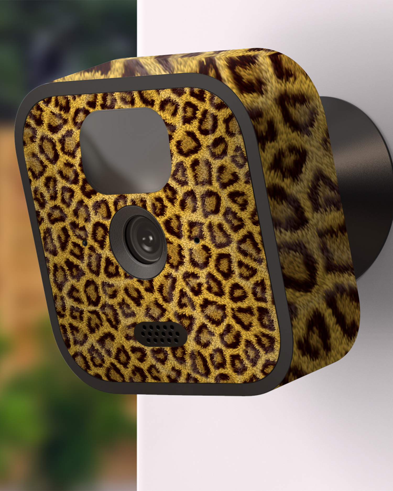Leopard Skin Kamera Aufkleber Blink Outdoor (2020) an Außenwand angebracht