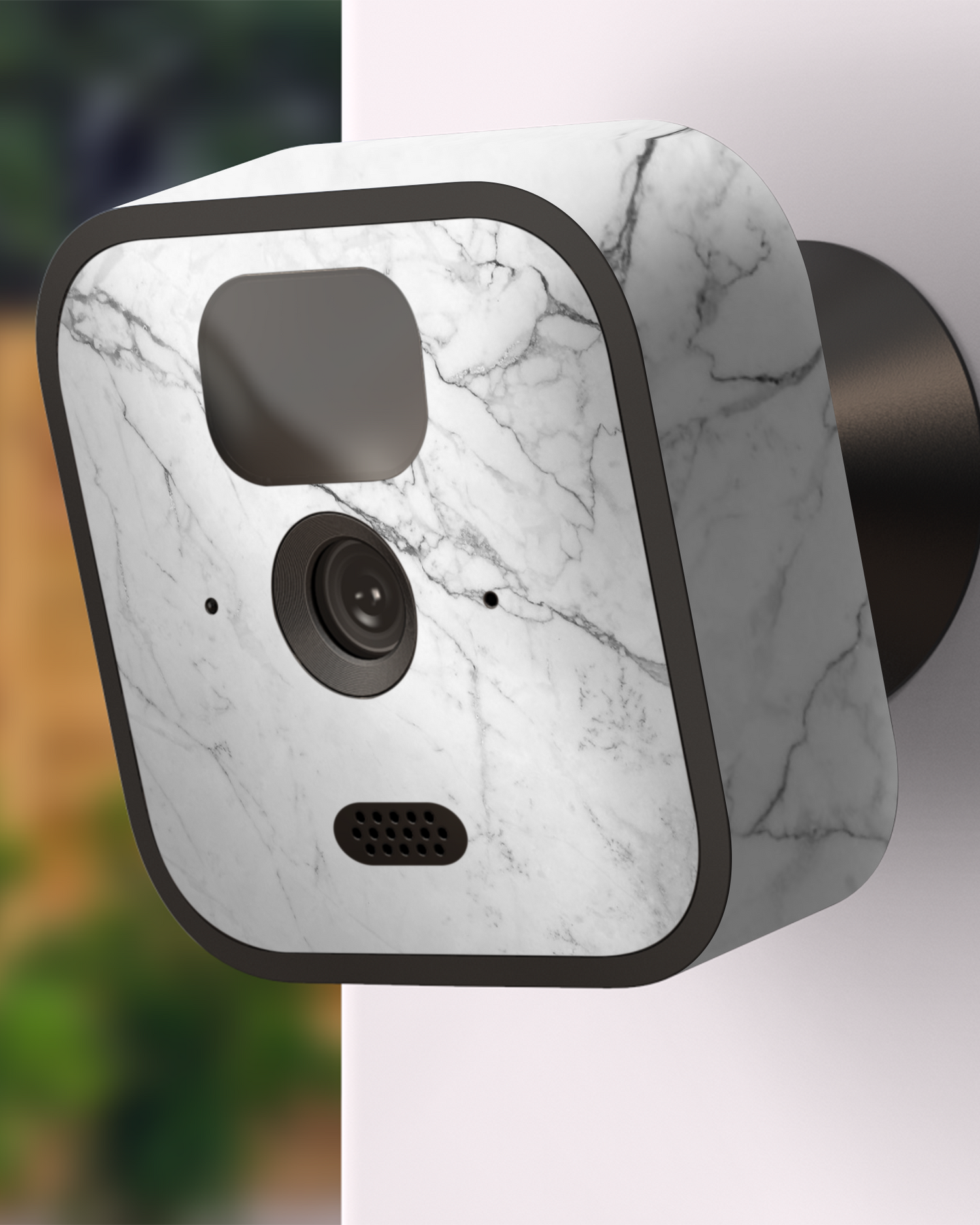 White Marble Kamera Aufkleber Blink Outdoor (2020) an Außenwand angebracht