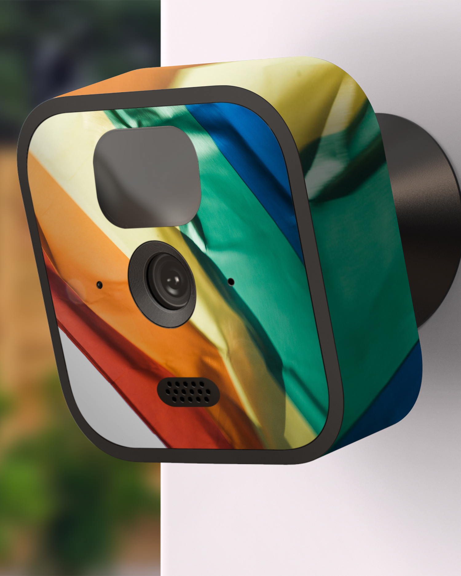 Rainbow Flag Kamera Aufkleber Blink Outdoor (2020) an Außenwand angebracht