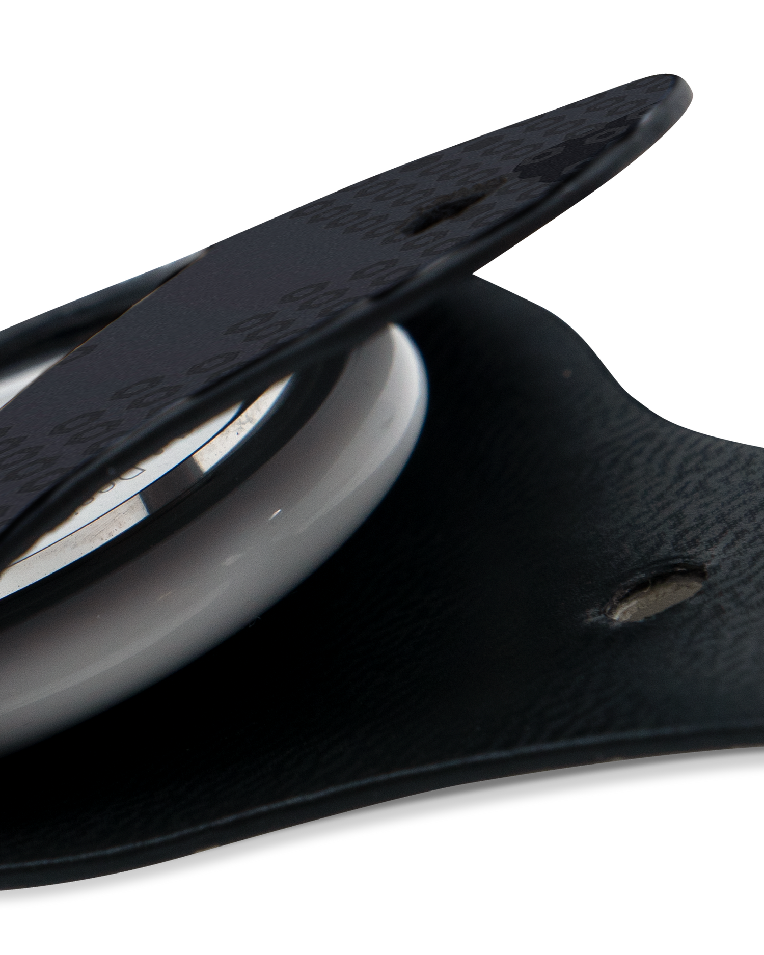 Close-Up: AirTag Anhänger mit Spec Ops Dark Design