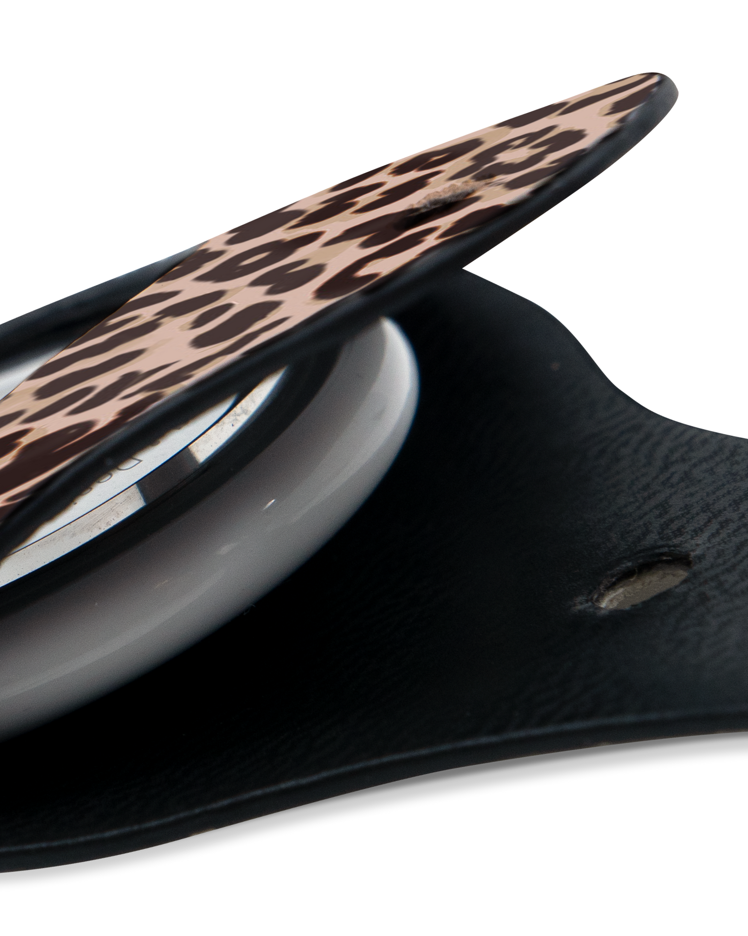 Close-Up: AirTag Anhänger mit Animal Skin Tough Love Design