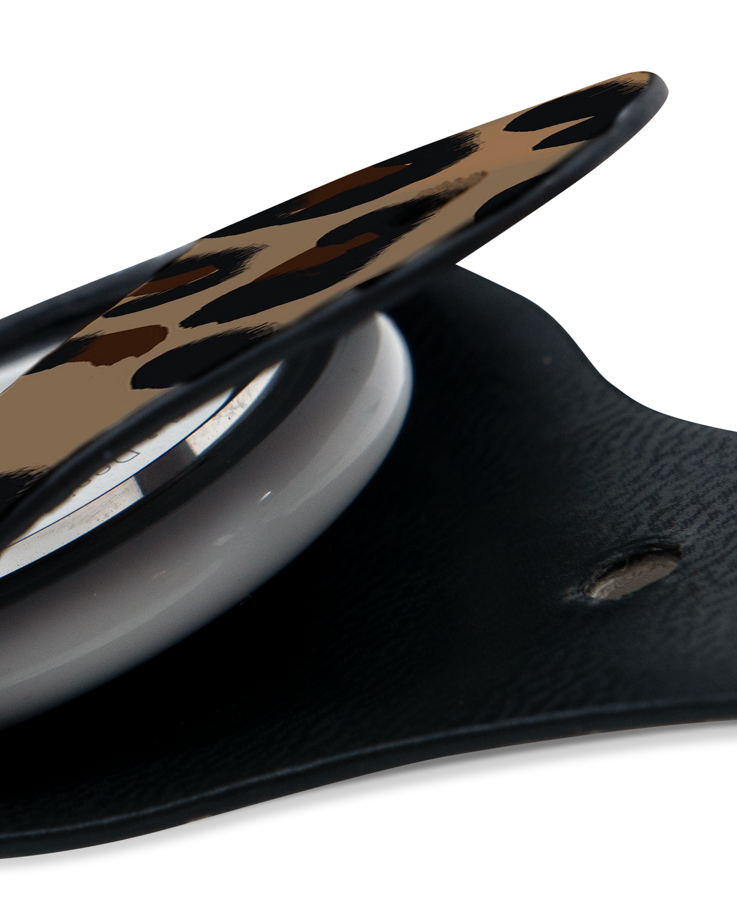 Close-Up: AirTag Anhänger mit Leopard Repeat Design