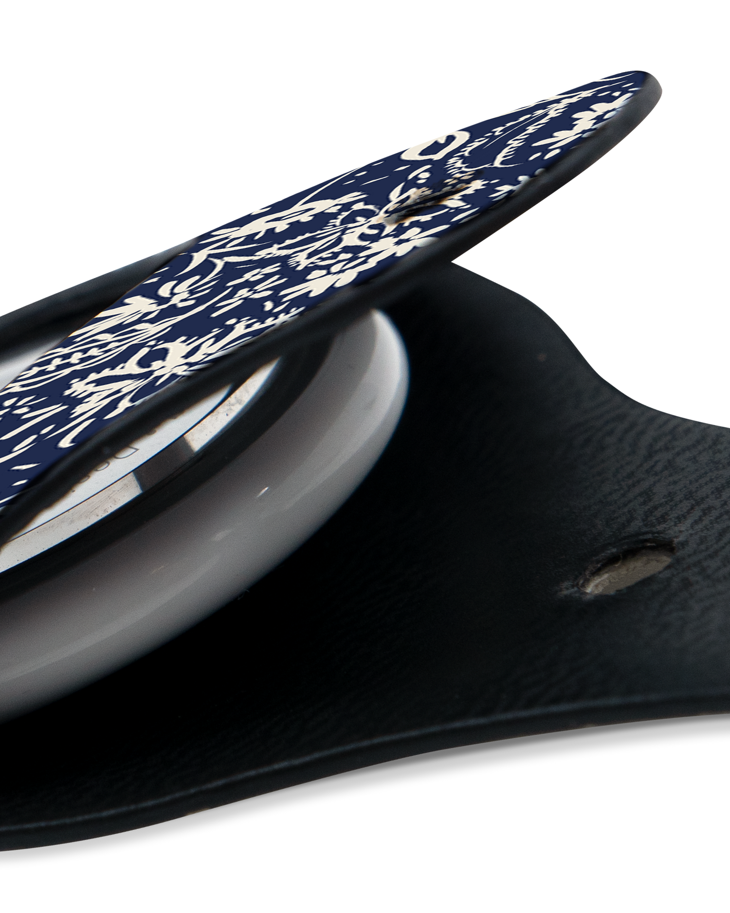 Close-Up: AirTag Anhänger mit Ditsy Blue Paisley Design