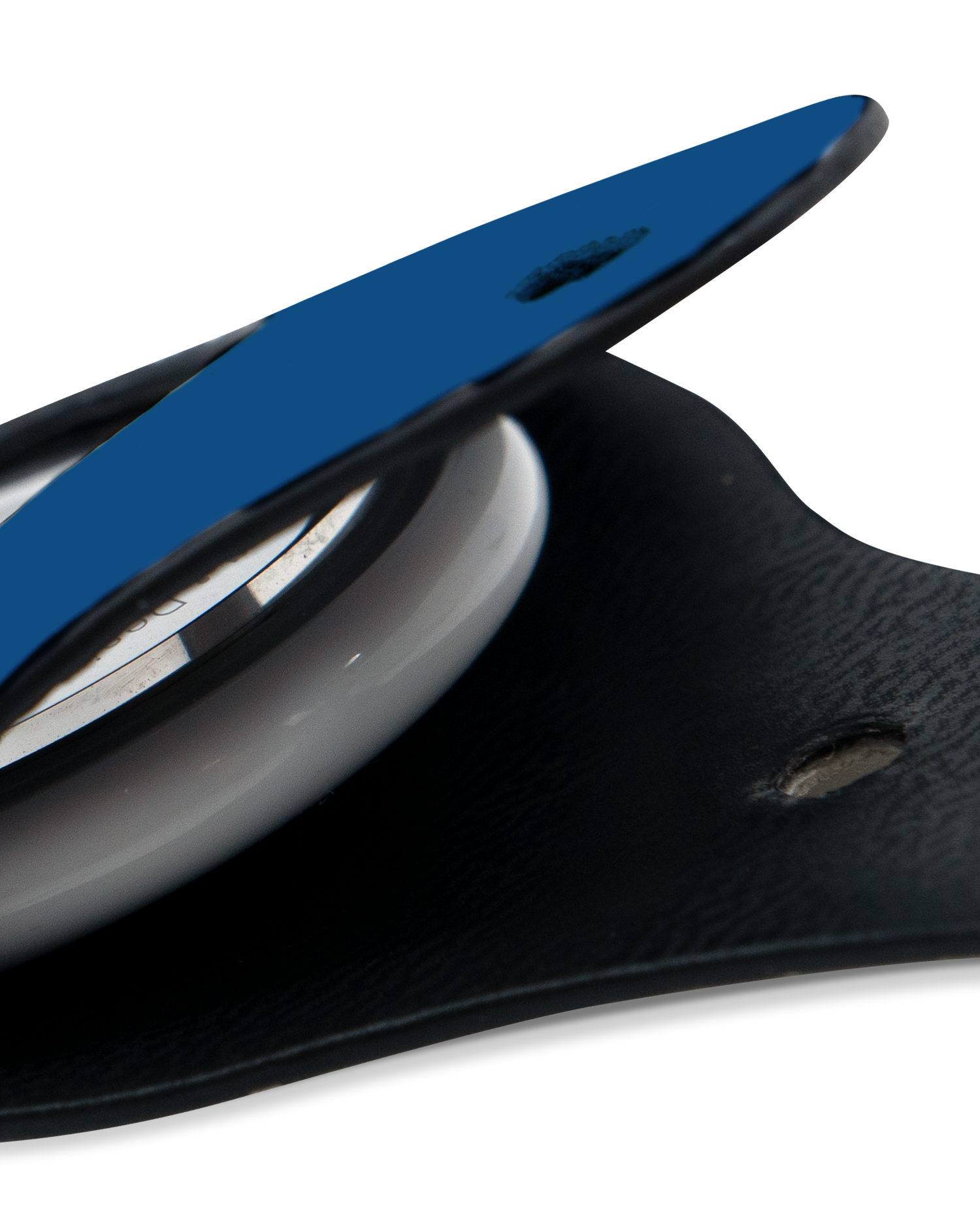 Close-Up: AirTag Anhänger mit CLASSIC BLUE Design