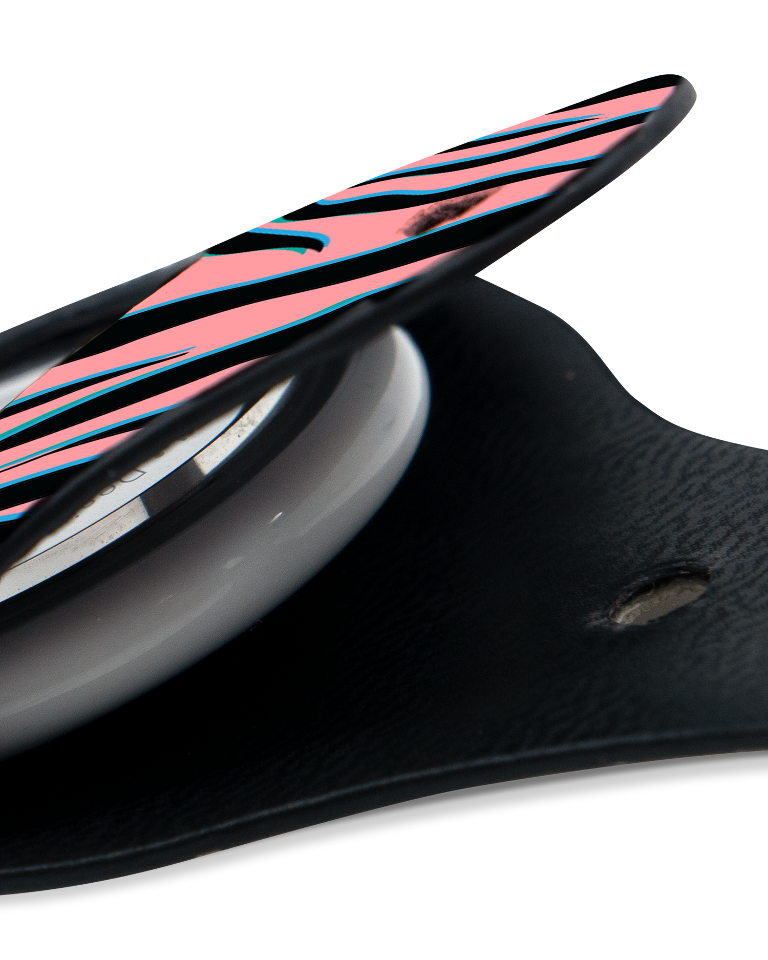 Close-Up: AirTag Anhänger mit Pink Zebra Design