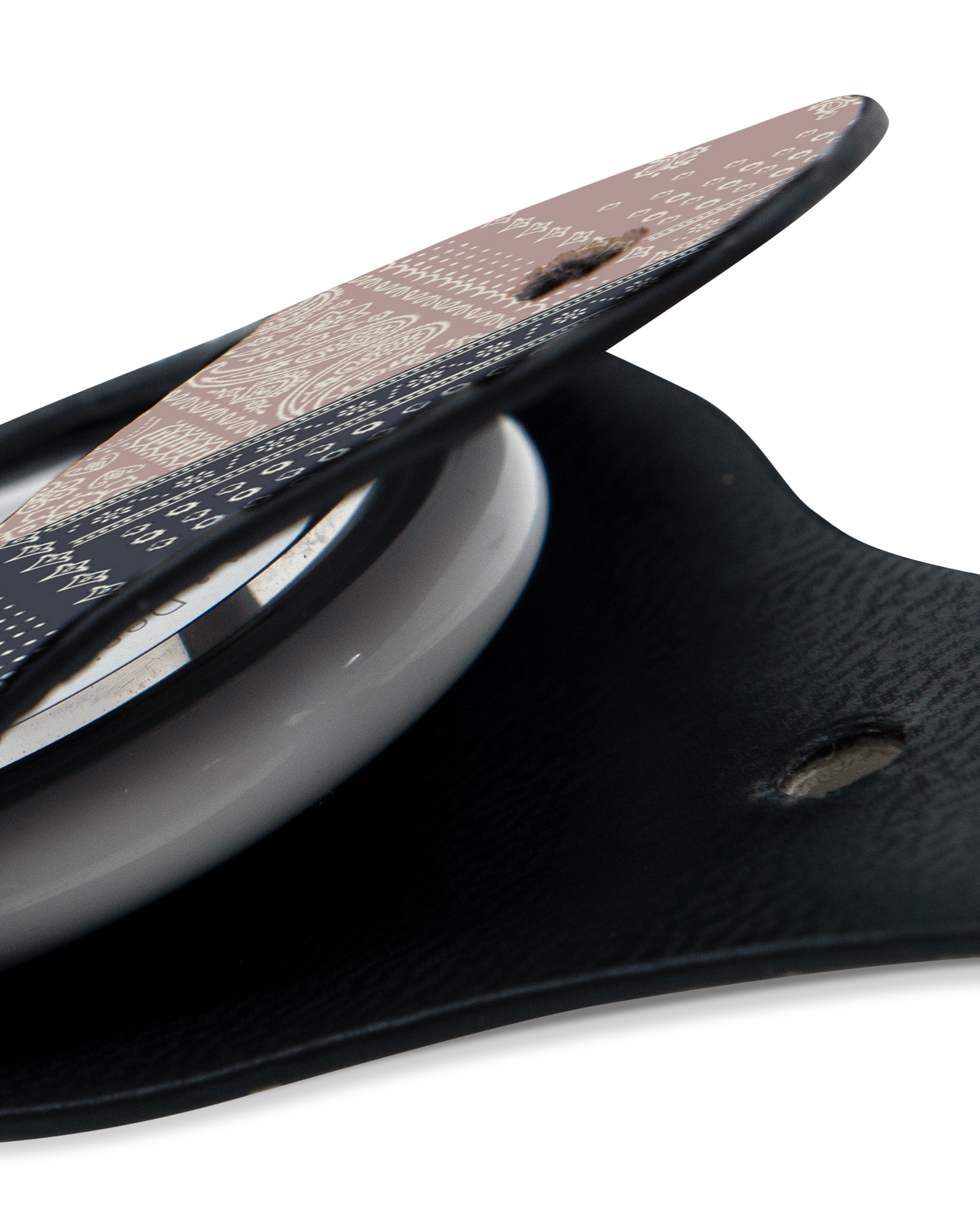 Close-Up: AirTag Anhänger mit Bandana Patchwork Design