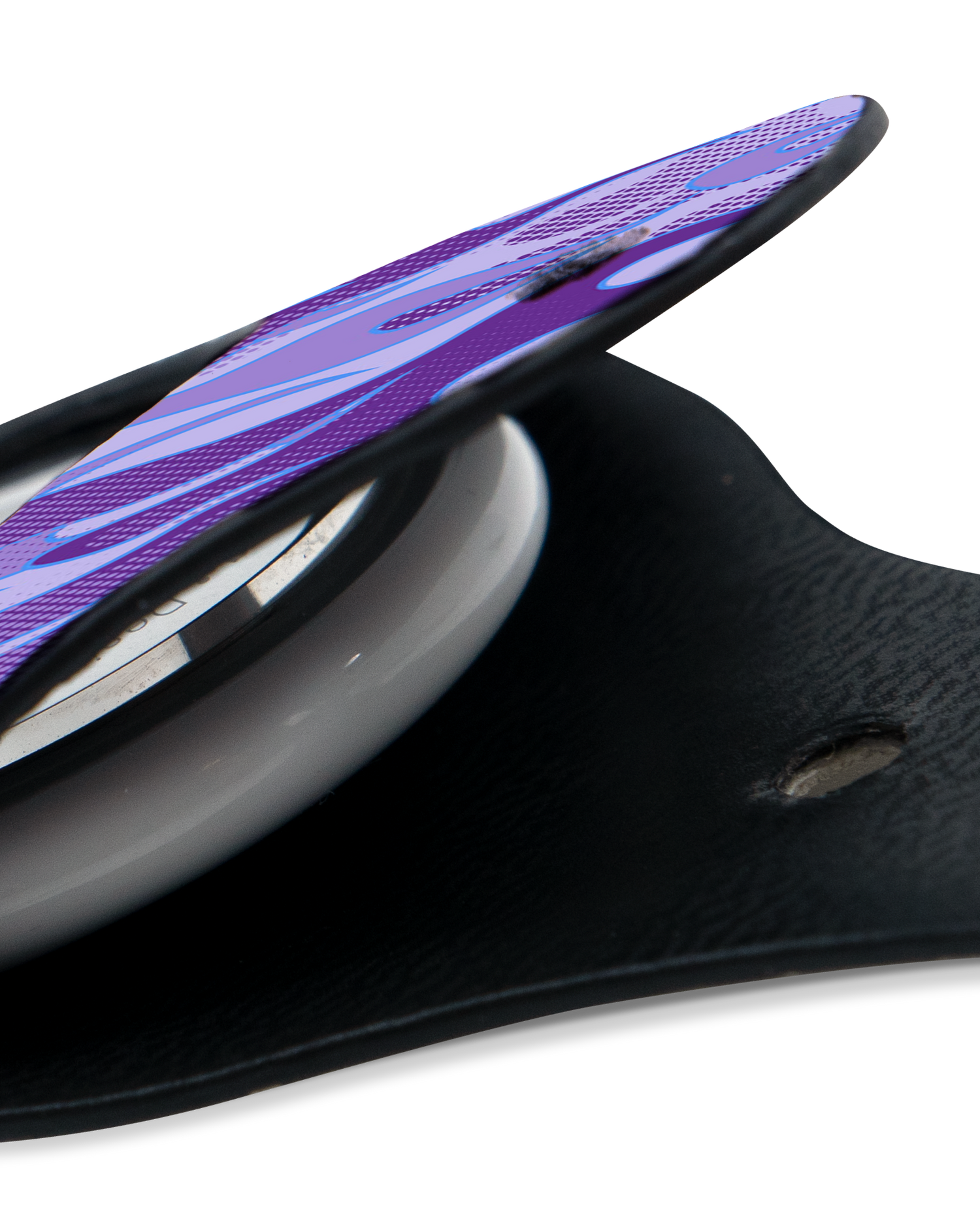 Close-Up: AirTag Anhänger mit Purple Flames Design