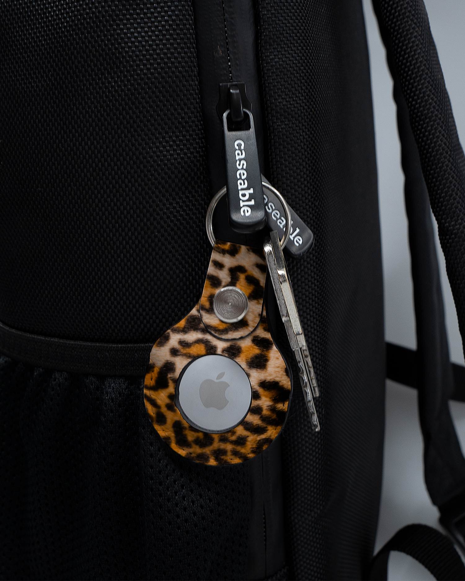 AirTag Anhänger mit Motiv Leopard Pattern an einem Rucksack agebracht
