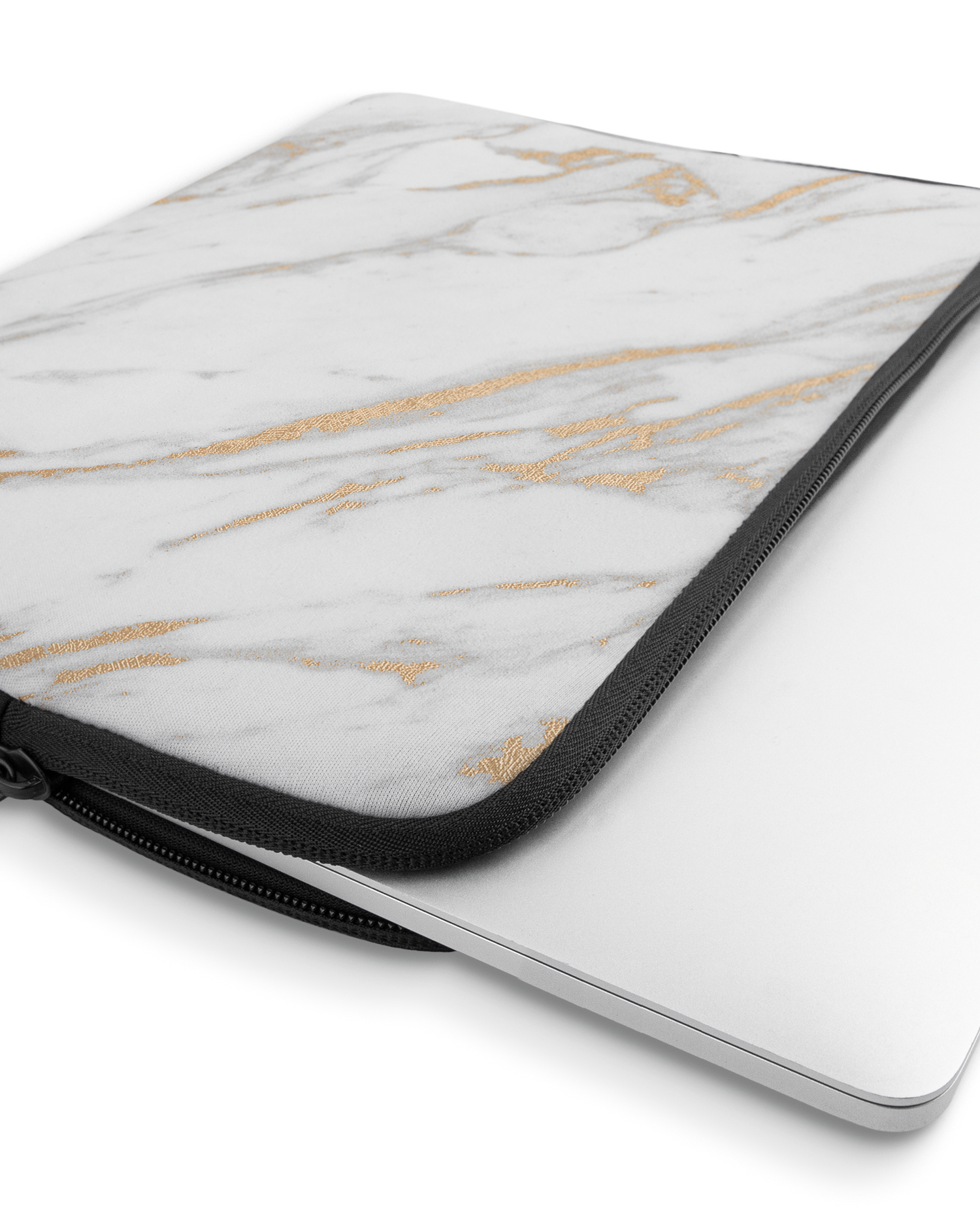 Gold Marble Elegance Laptophülle 16 Zoll mit Gerät im Inneren