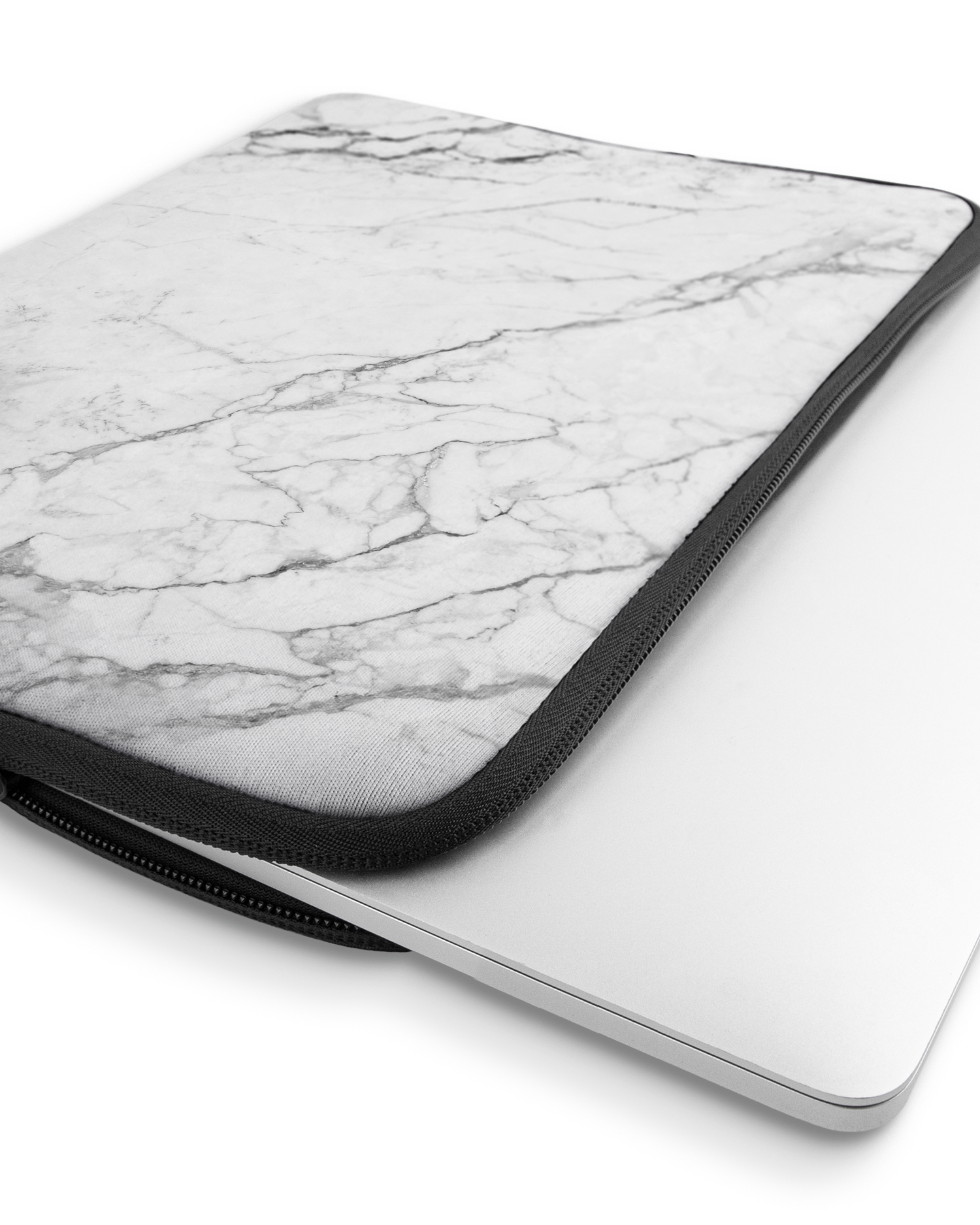 White Marble Laptophülle 16 Zoll mit Gerät im Inneren