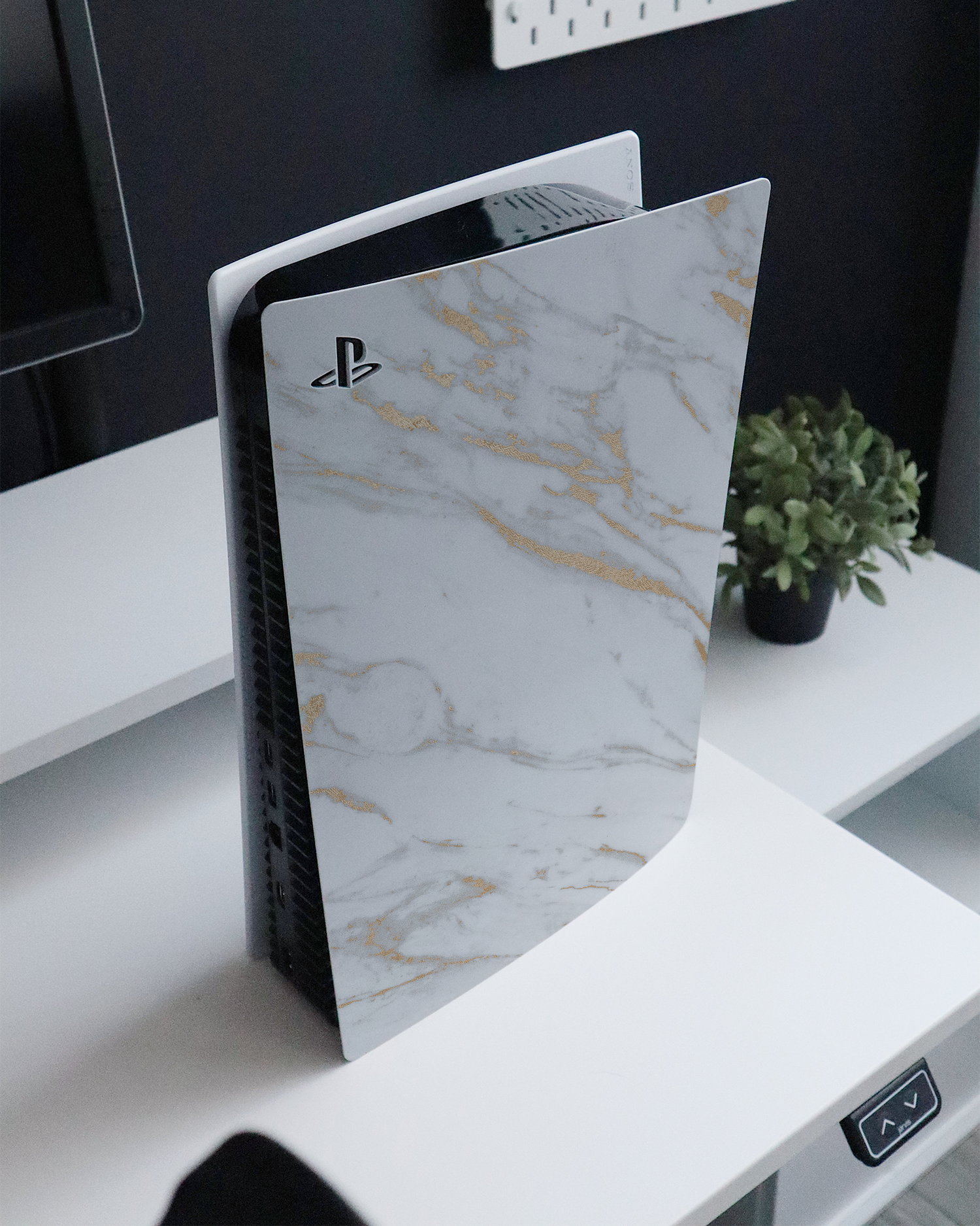 Gold Marble Elegance Konsolen Aufkleber für Sony PlayStation 5 Digital Edition auf einem Sideboard