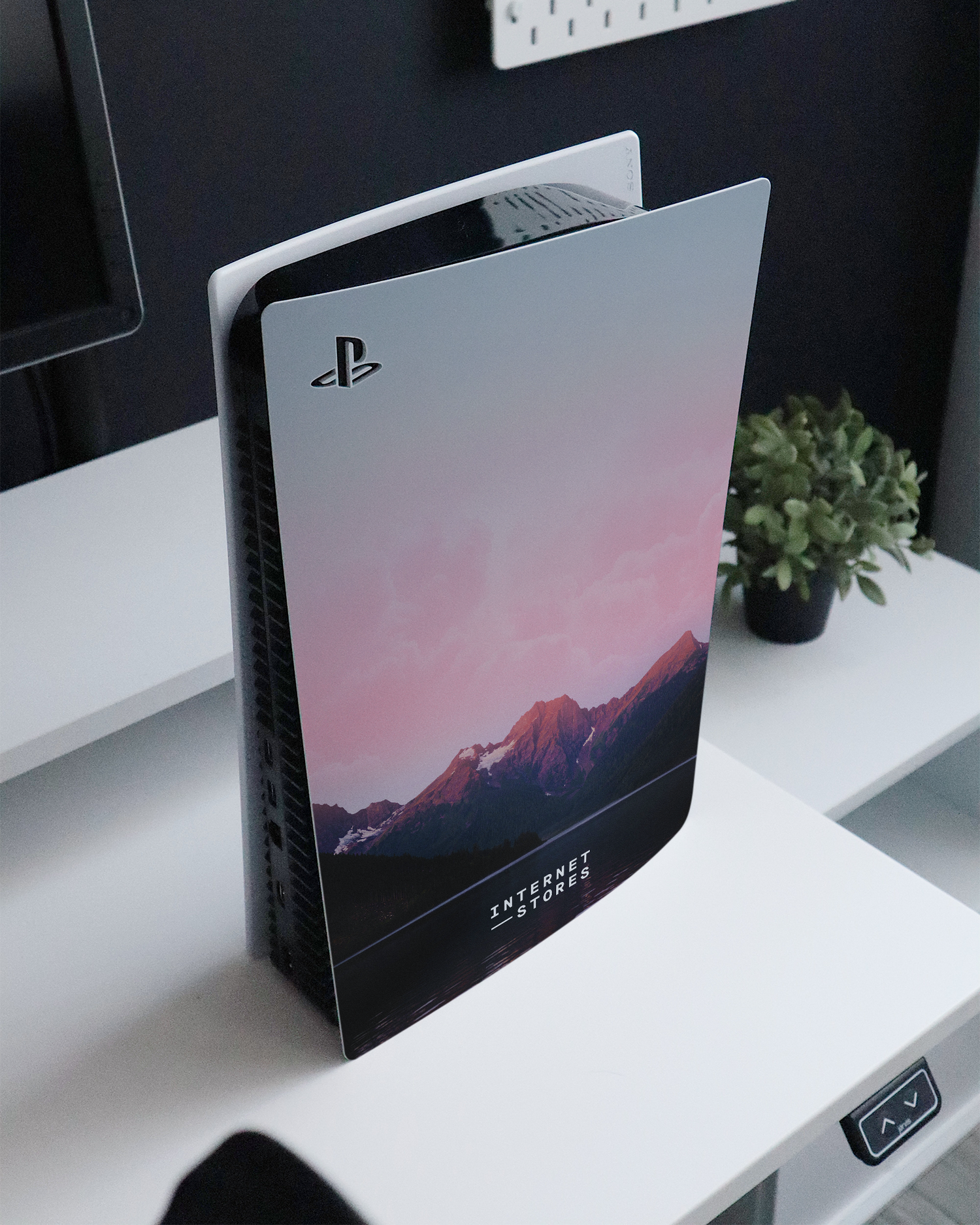 Lake Konsolen Aufkleber für Sony PlayStation 5 Digital Edition auf einem Sideboard