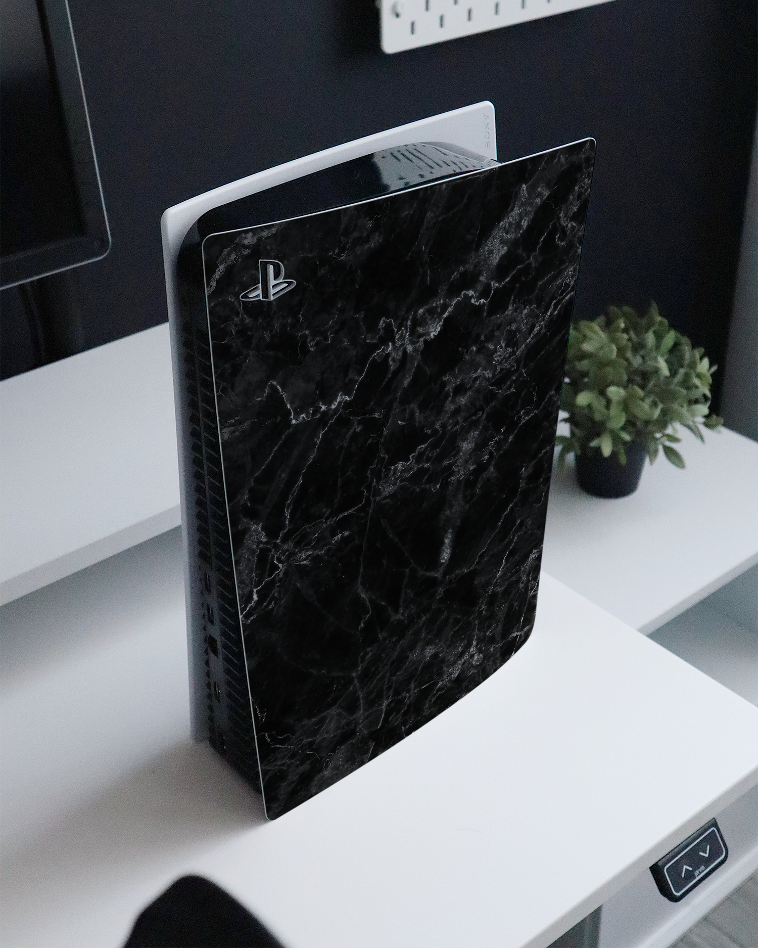 Midnight Marble Konsolen Aufkleber für Sony PlayStation 5 Digital Edition auf einem Sideboard