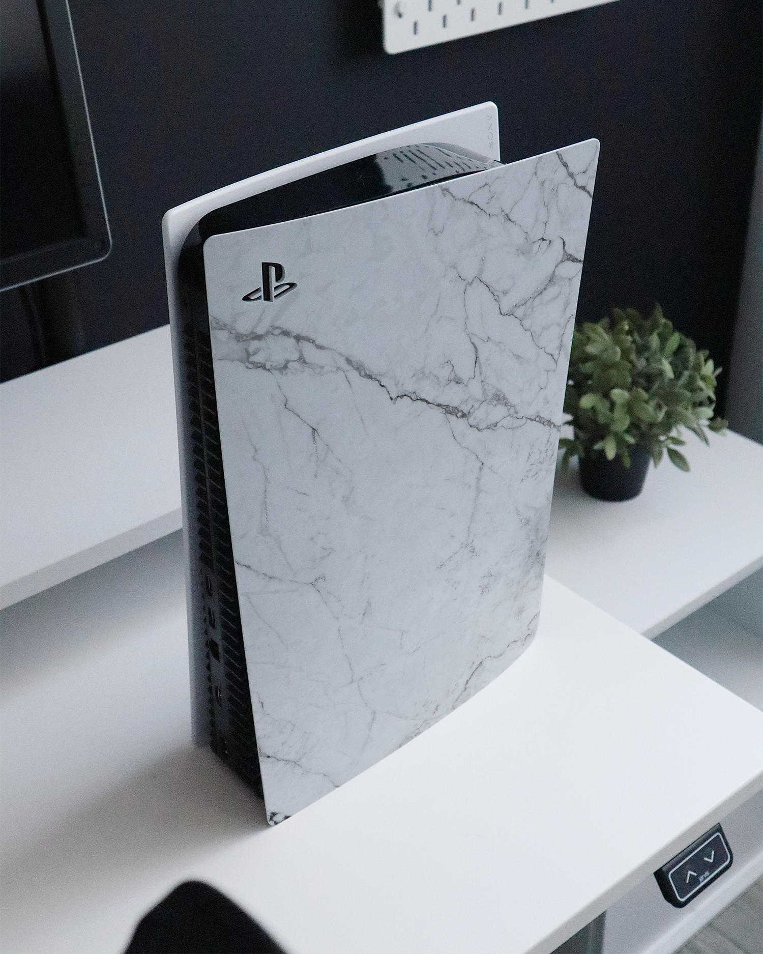 White Marble Konsolen Aufkleber für Sony PlayStation 5 Digital Edition auf einem Sideboard