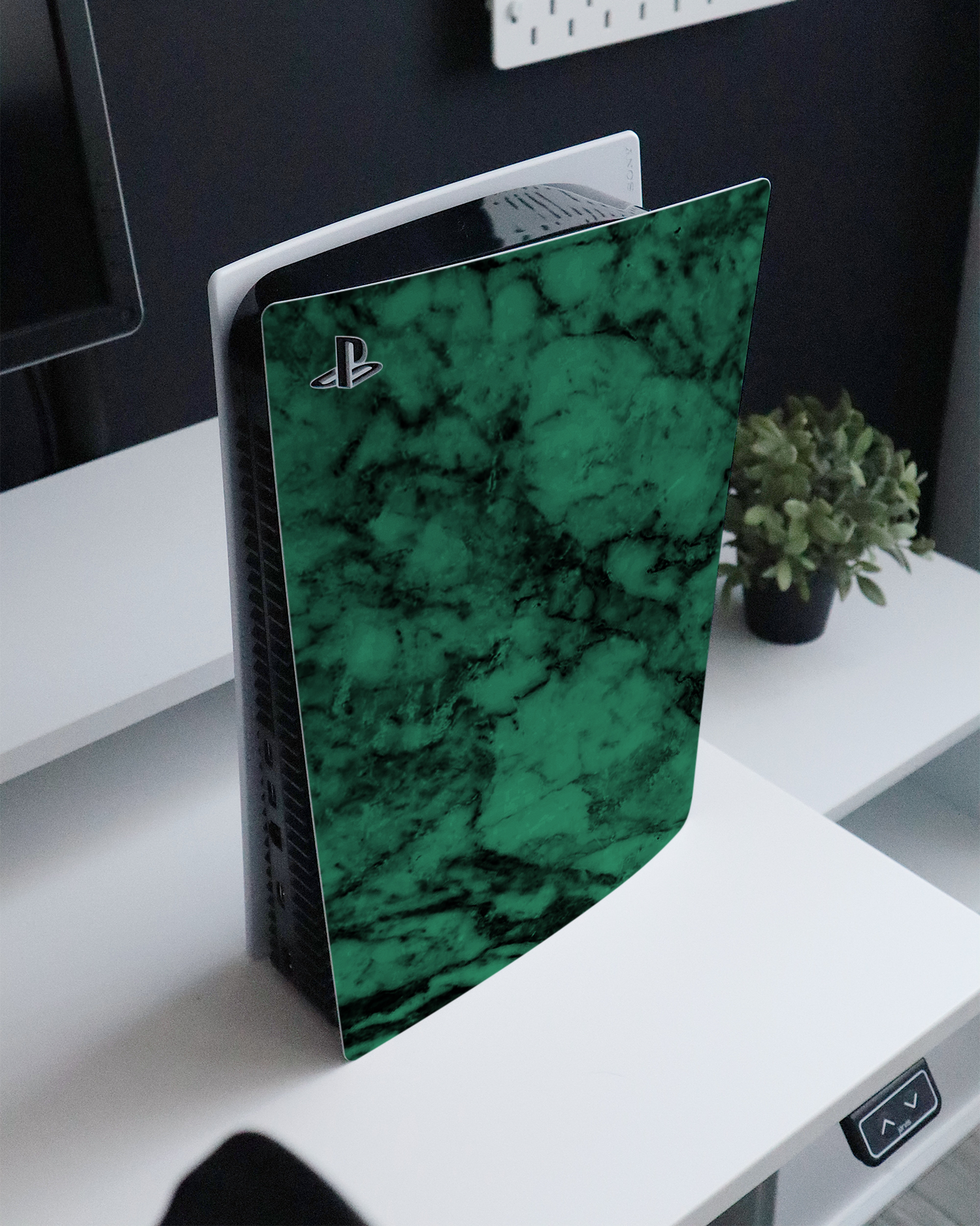 Green Marble Konsolen Aufkleber für Sony PlayStation 5 Digital Edition auf einem Sideboard