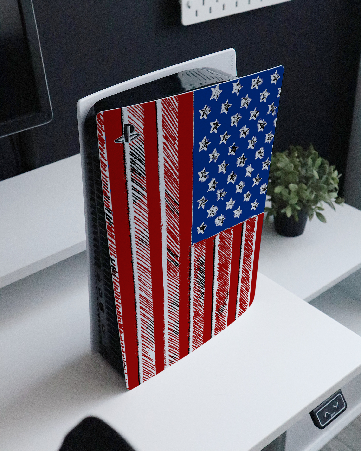 American Flag Color Konsolen Aufkleber für Sony PlayStation 5 Digital Edition auf einem Sideboard