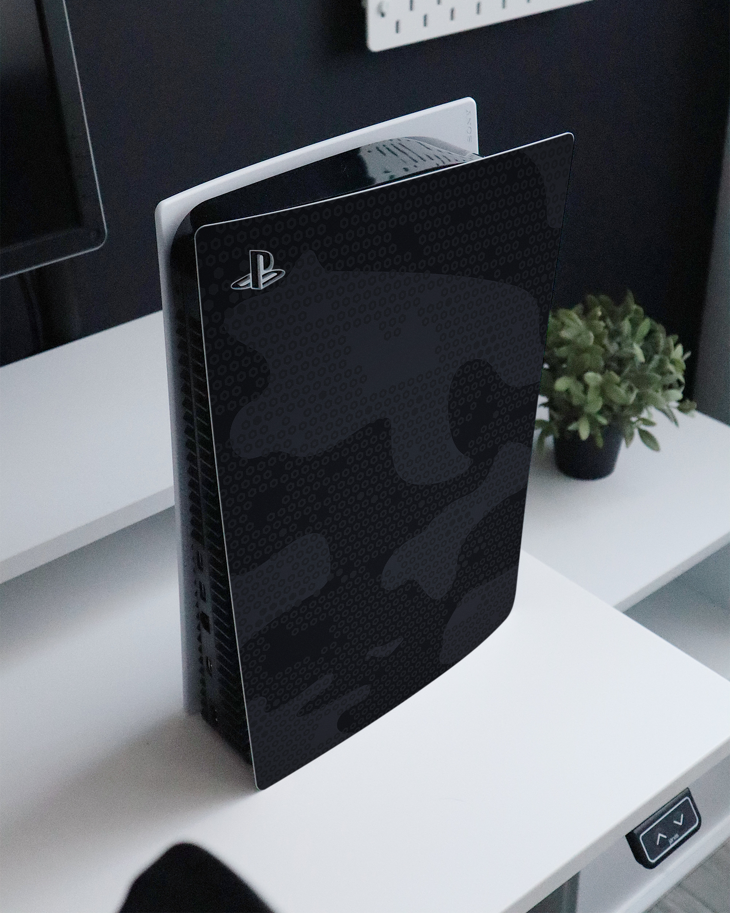 Spec Ops Dark Konsolen Aufkleber für Sony PlayStation 5 Digital Edition auf einem Sideboard