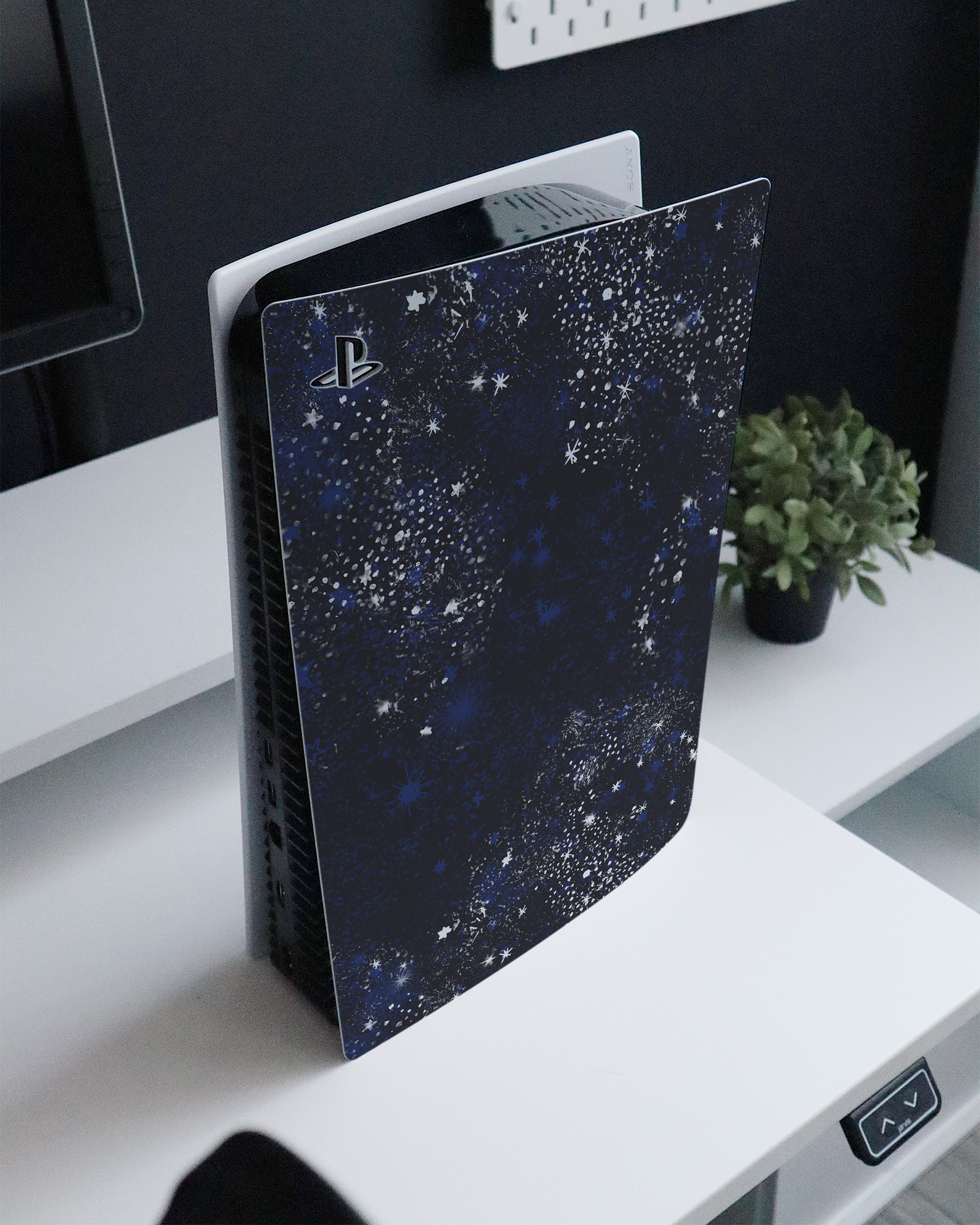 Starry Night Sky Konsolen Aufkleber für Sony PlayStation 5 Digital Edition auf einem Sideboard
