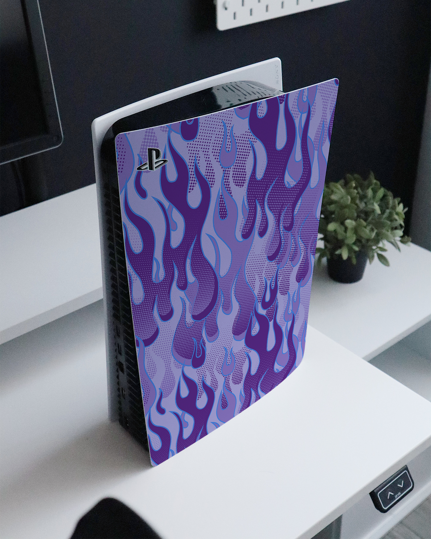 Purple Flames Konsolen Aufkleber für Sony PlayStation 5 Digital Edition auf einem Sideboard