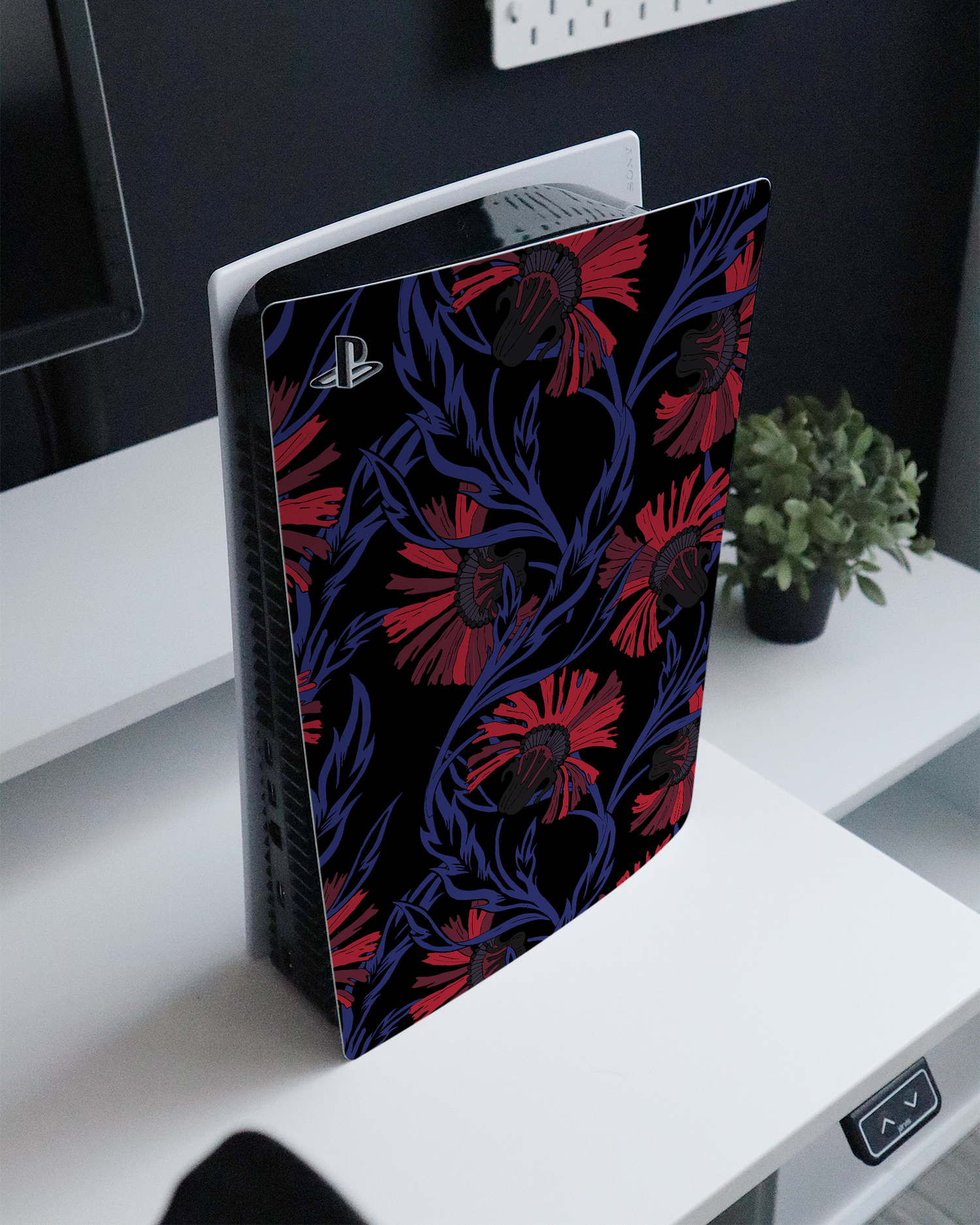 Midnight Floral Konsolen Aufkleber für Sony PlayStation 5 Digital Edition auf einem Sideboard