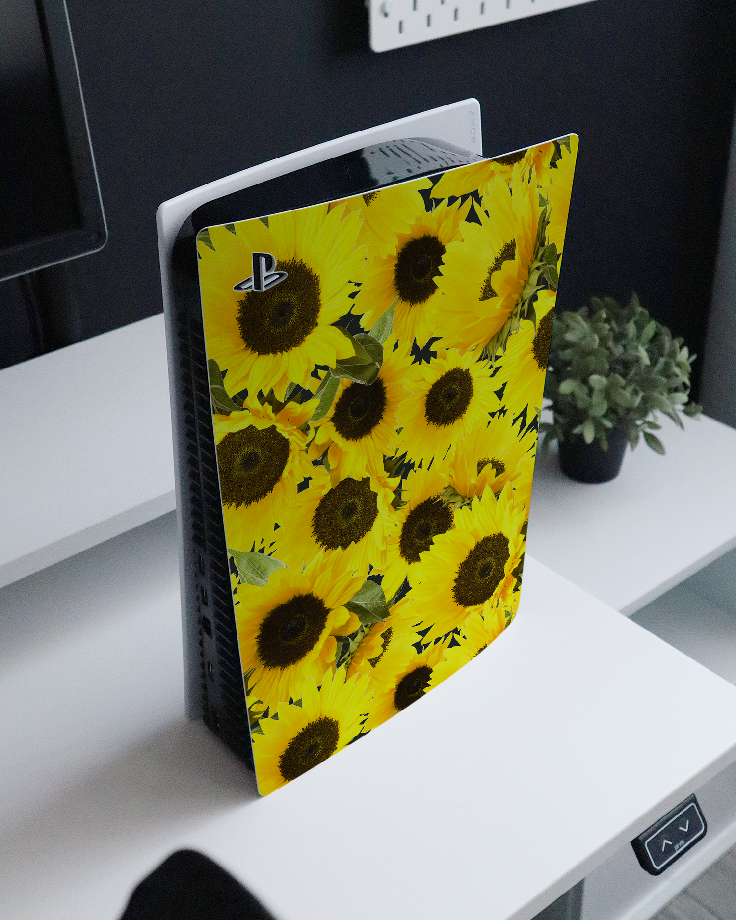 Sunflowers Konsolen Aufkleber für Sony PlayStation 5 Digital Edition auf einem Sideboard