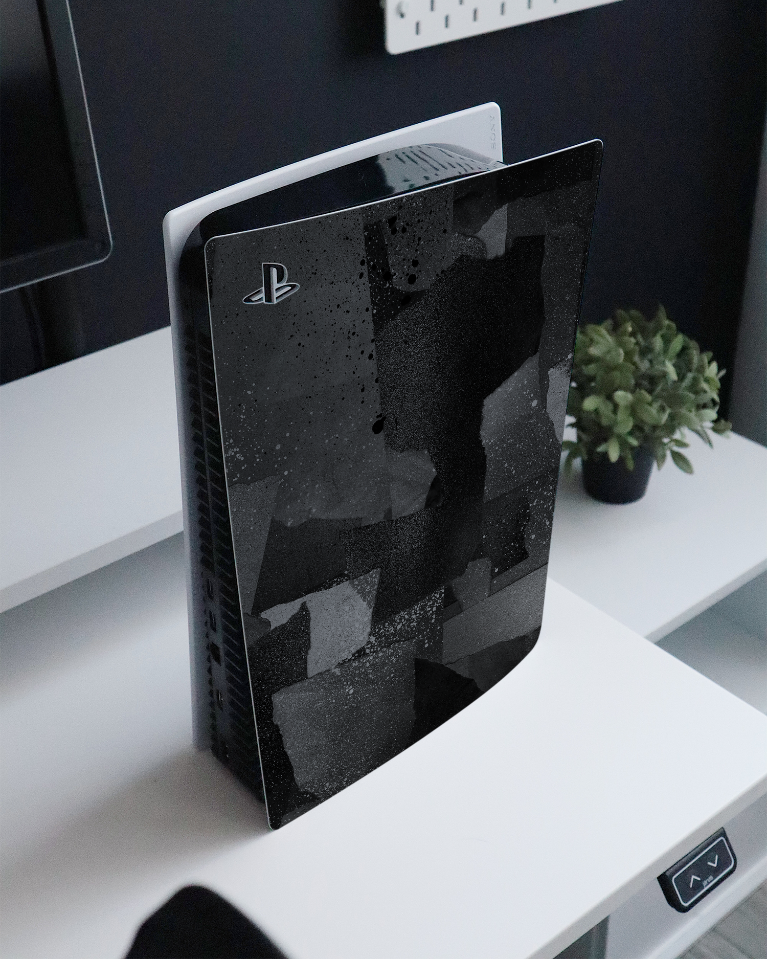 Torn Paper Collage Konsolen Aufkleber für Sony PlayStation 5 Digital Edition auf einem Sideboard