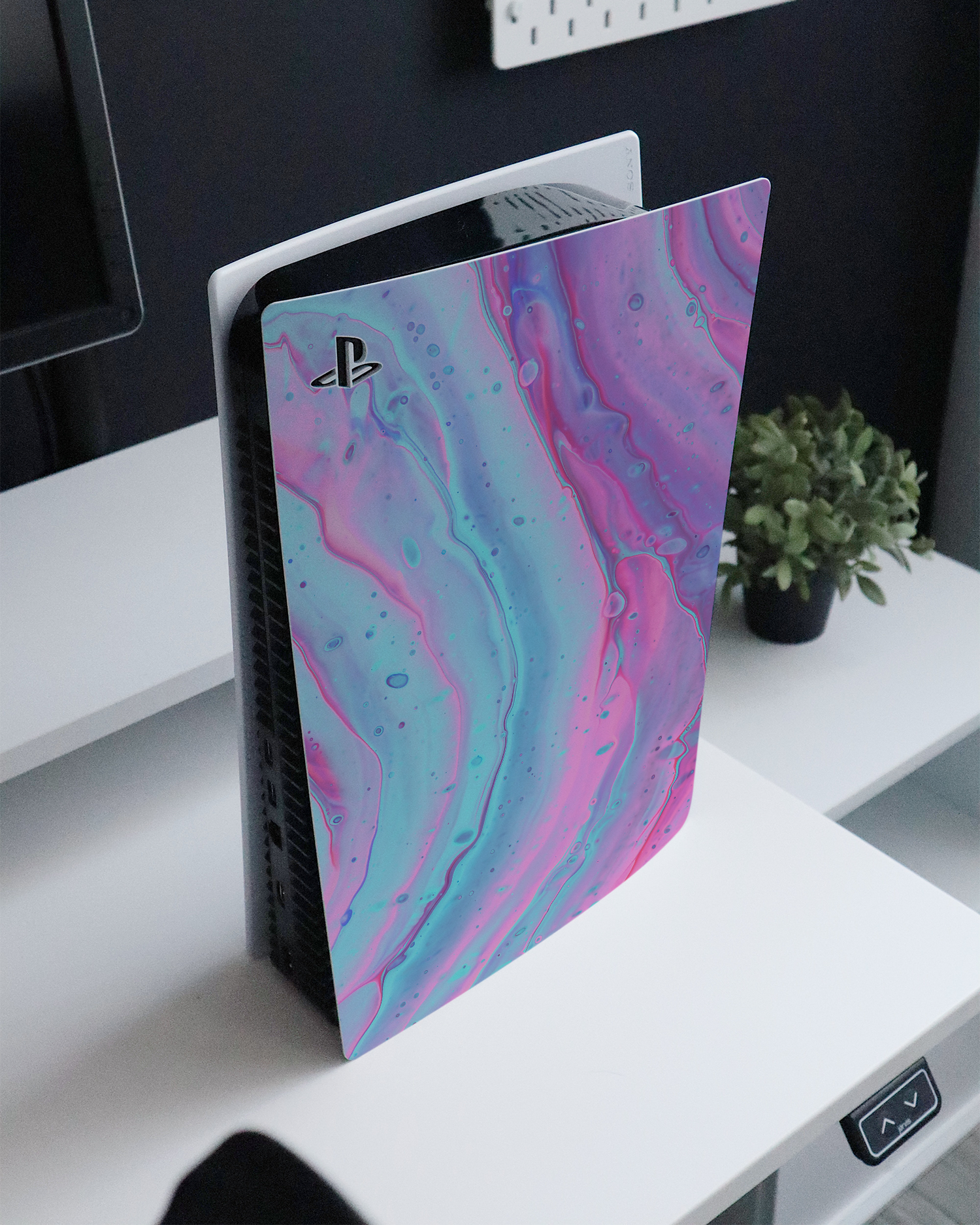 Wavey Konsolen Aufkleber für Sony PlayStation 5 Digital Edition auf einem Sideboard
