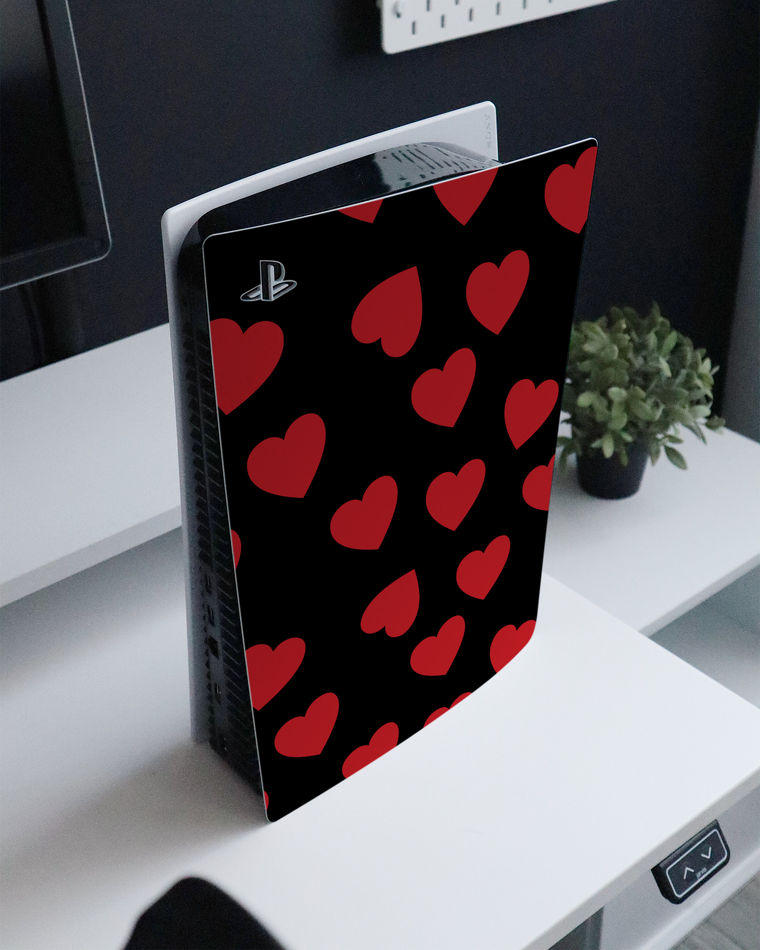 Repeating Hearts Konsolen Aufkleber für Sony PlayStation 5 Digital Edition auf einem Sideboard
