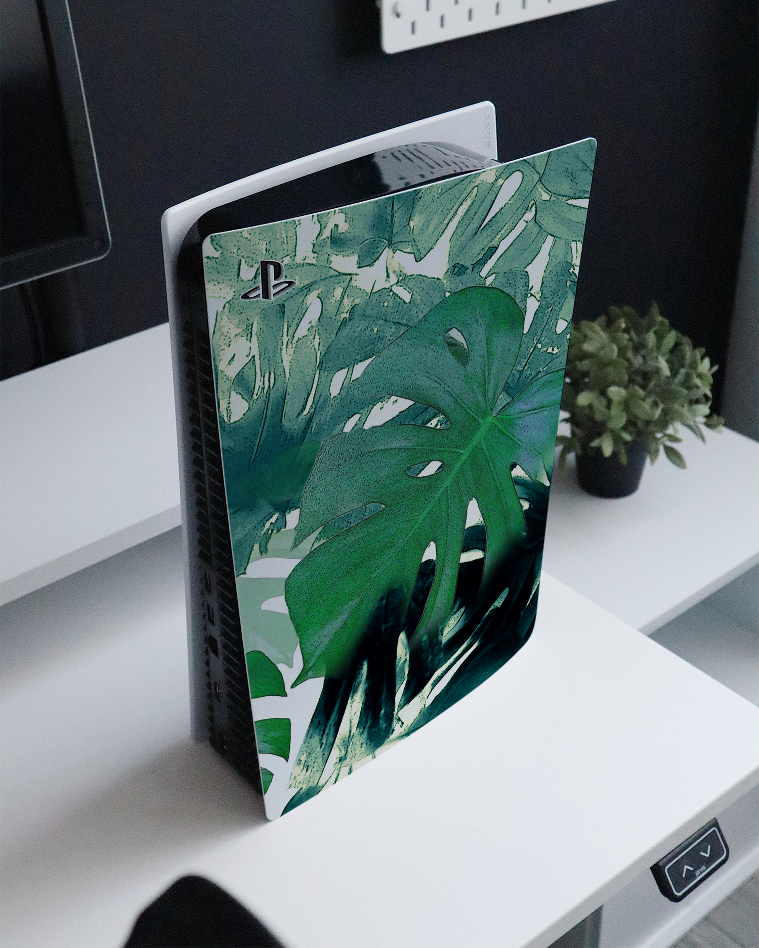 Saturated Plants Konsolen Aufkleber für Sony PlayStation 5 Digital Edition auf einem Sideboard