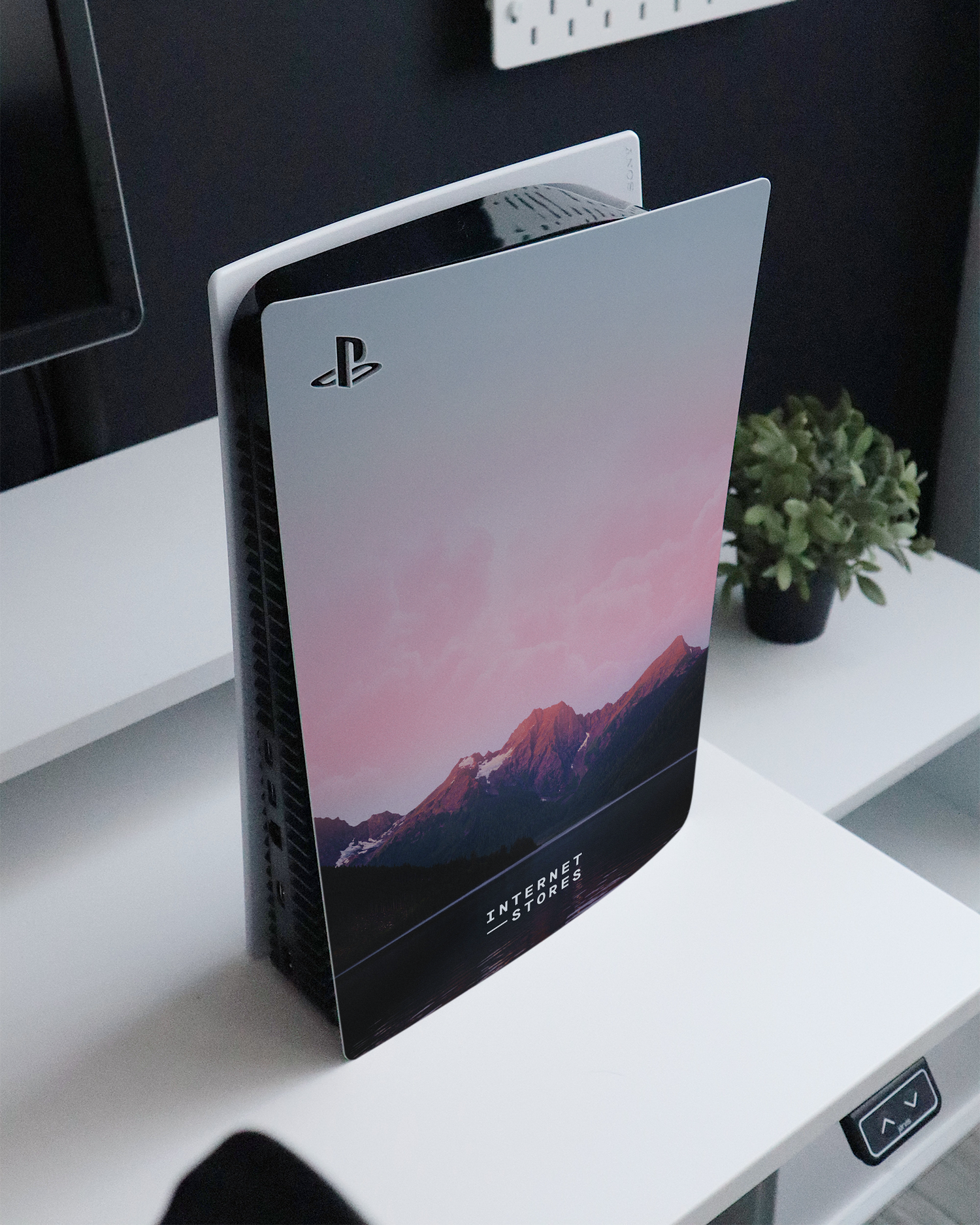 Lake Konsolen Aufkleber für Sony PlayStation 5 auf einem Sideboard