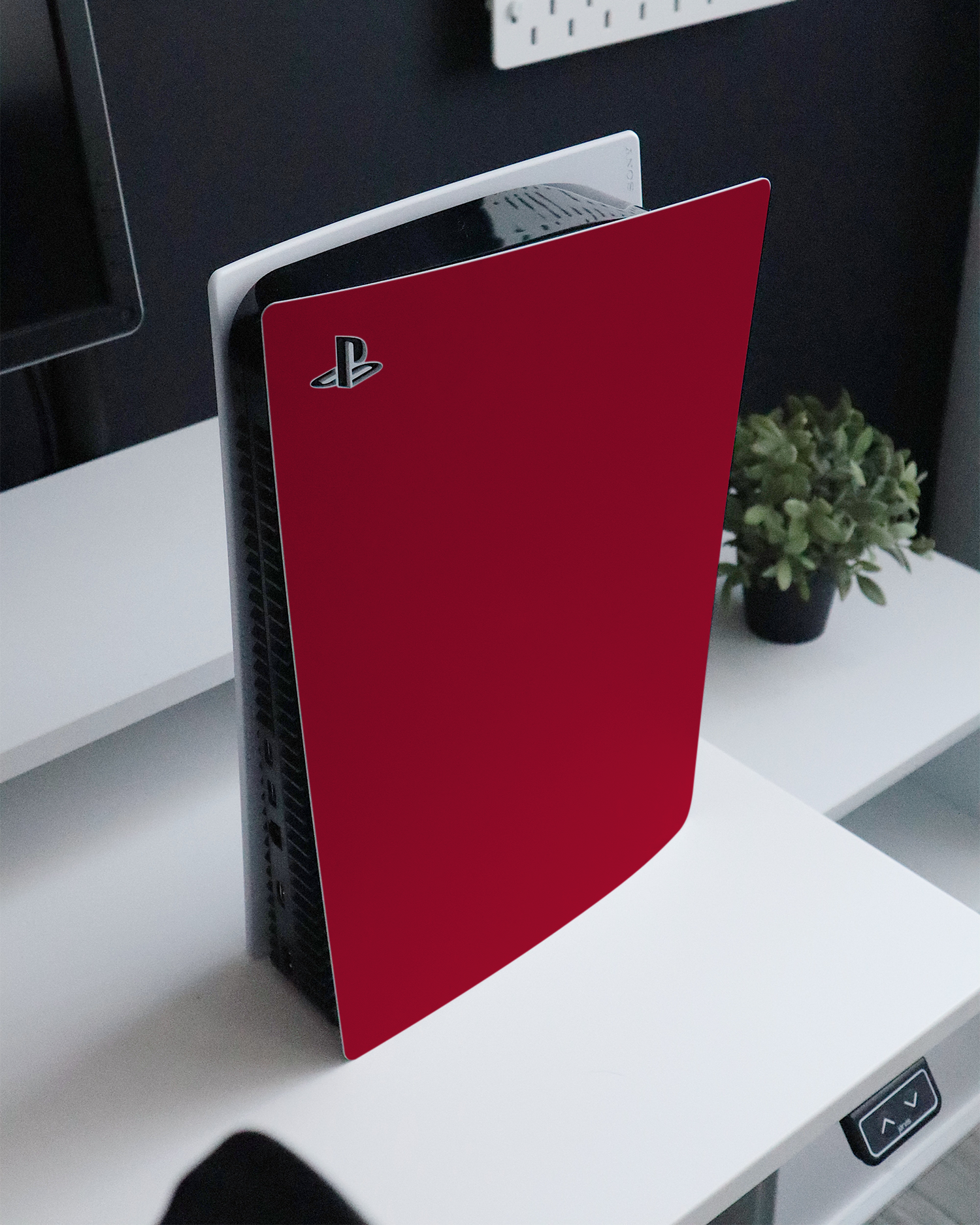 RED Konsolen Aufkleber für Sony PlayStation 5 auf einem Sideboard