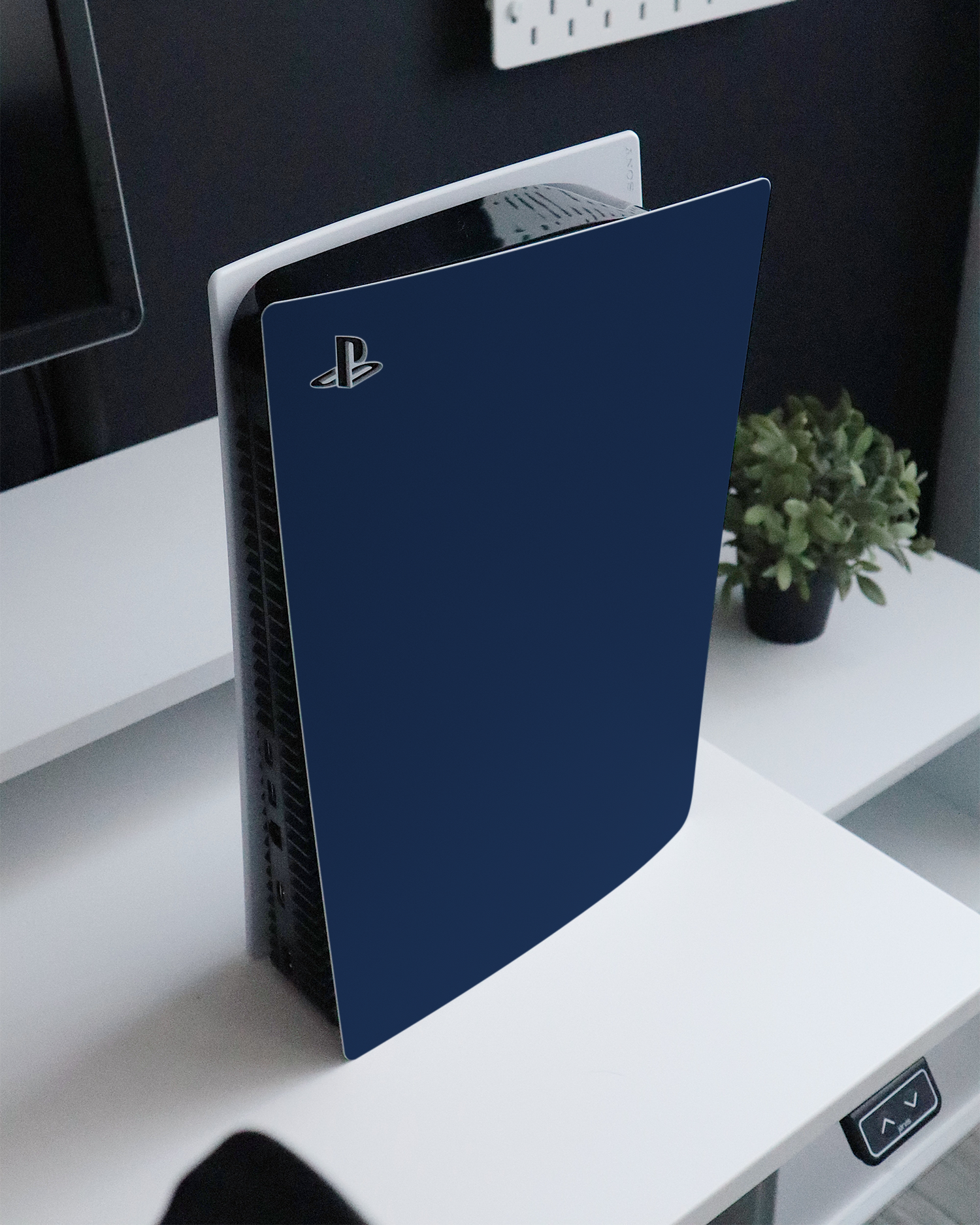 NAVY Konsolen Aufkleber für Sony PlayStation 5 auf einem Sideboard
