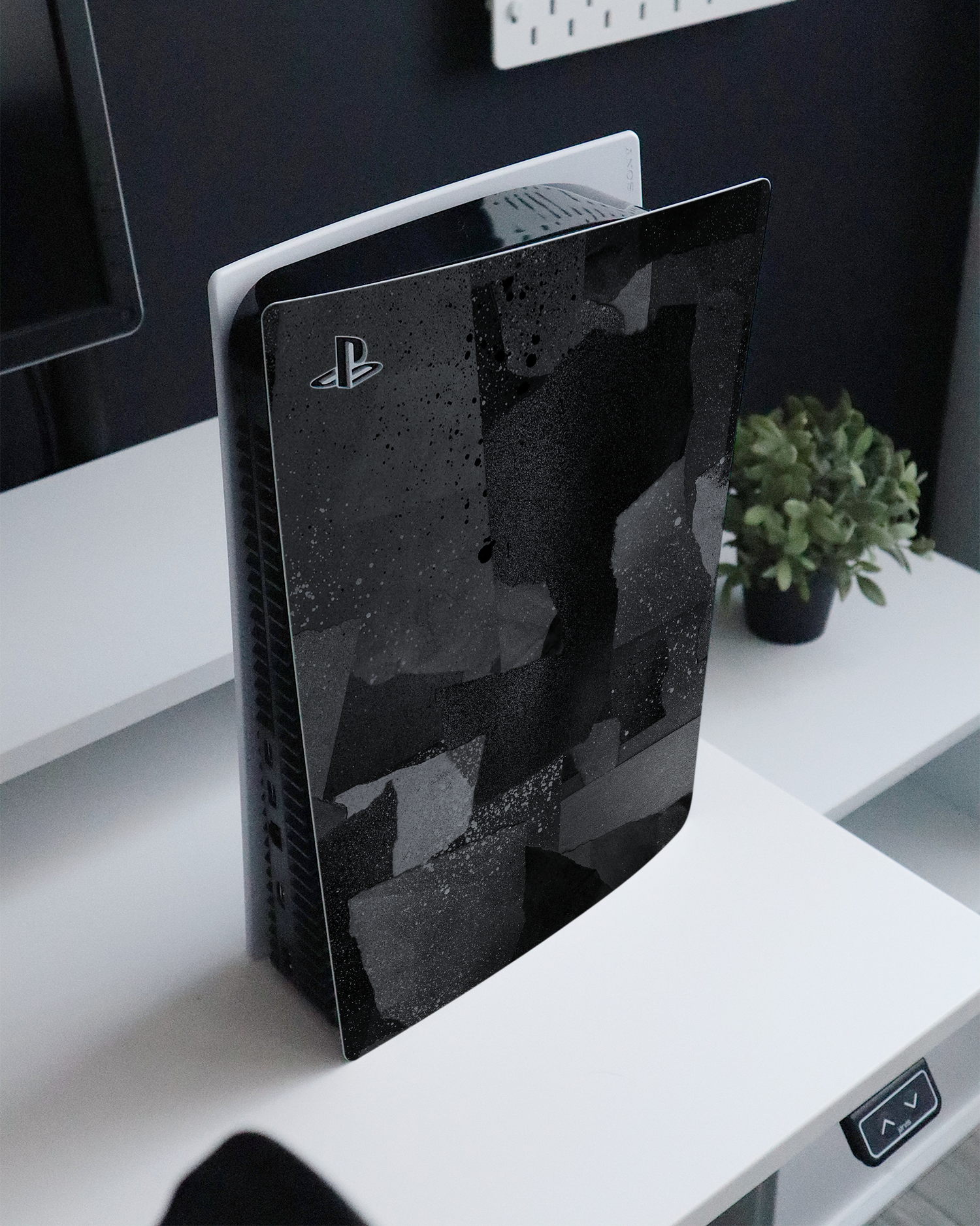 Torn Paper Collage Konsolen Aufkleber für Sony PlayStation 5 auf einem Sideboard