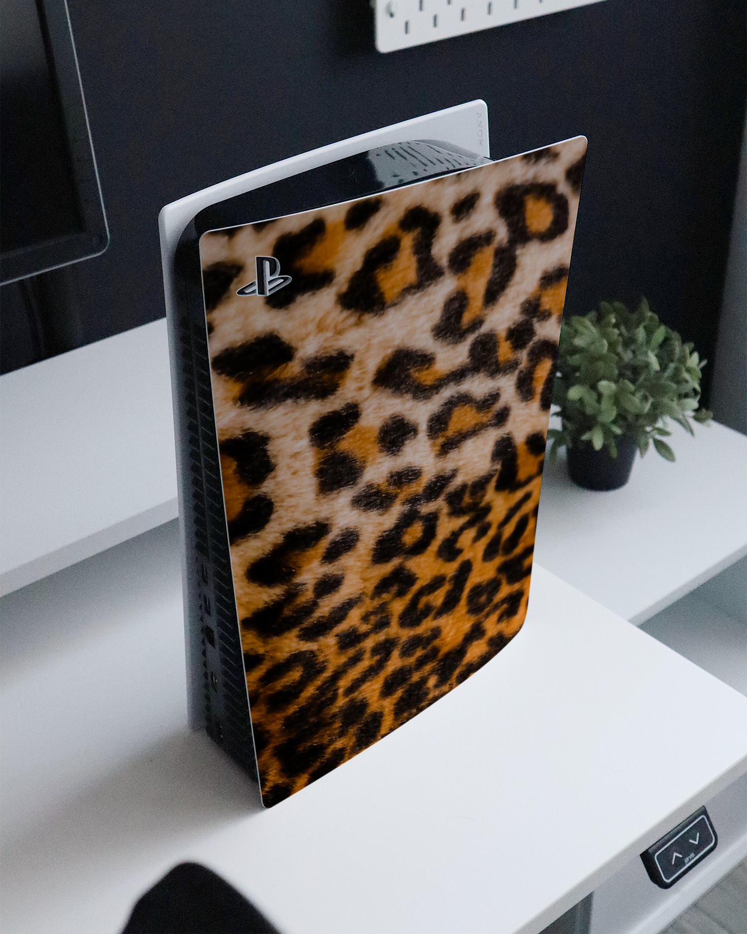 Leopard Pattern Konsolen Aufkleber für Sony PlayStation 5 auf einem Sideboard