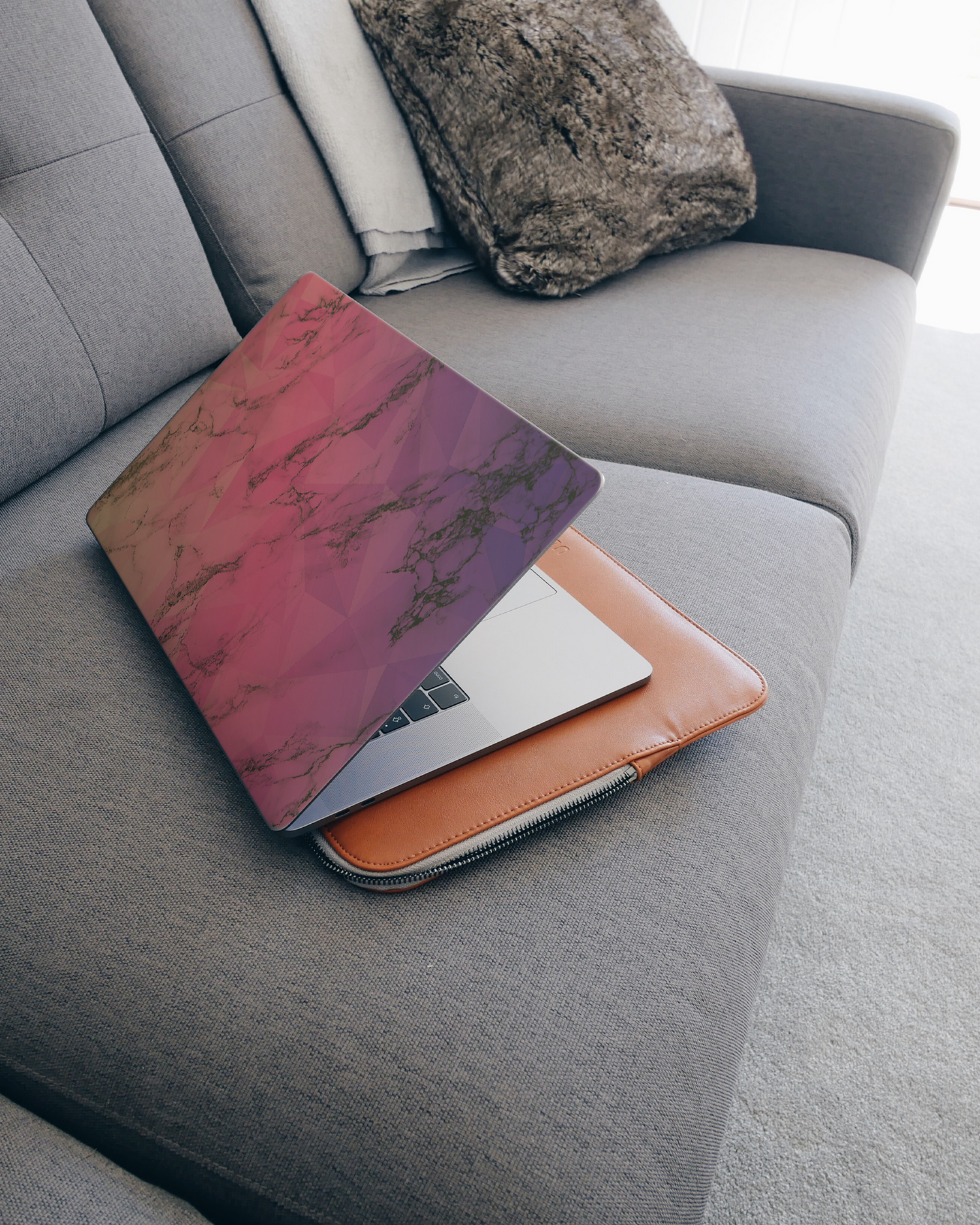 Marbled Triangles Laptop Aufkleber für 15 Zoll Apple MacBooks auf dem Sofa