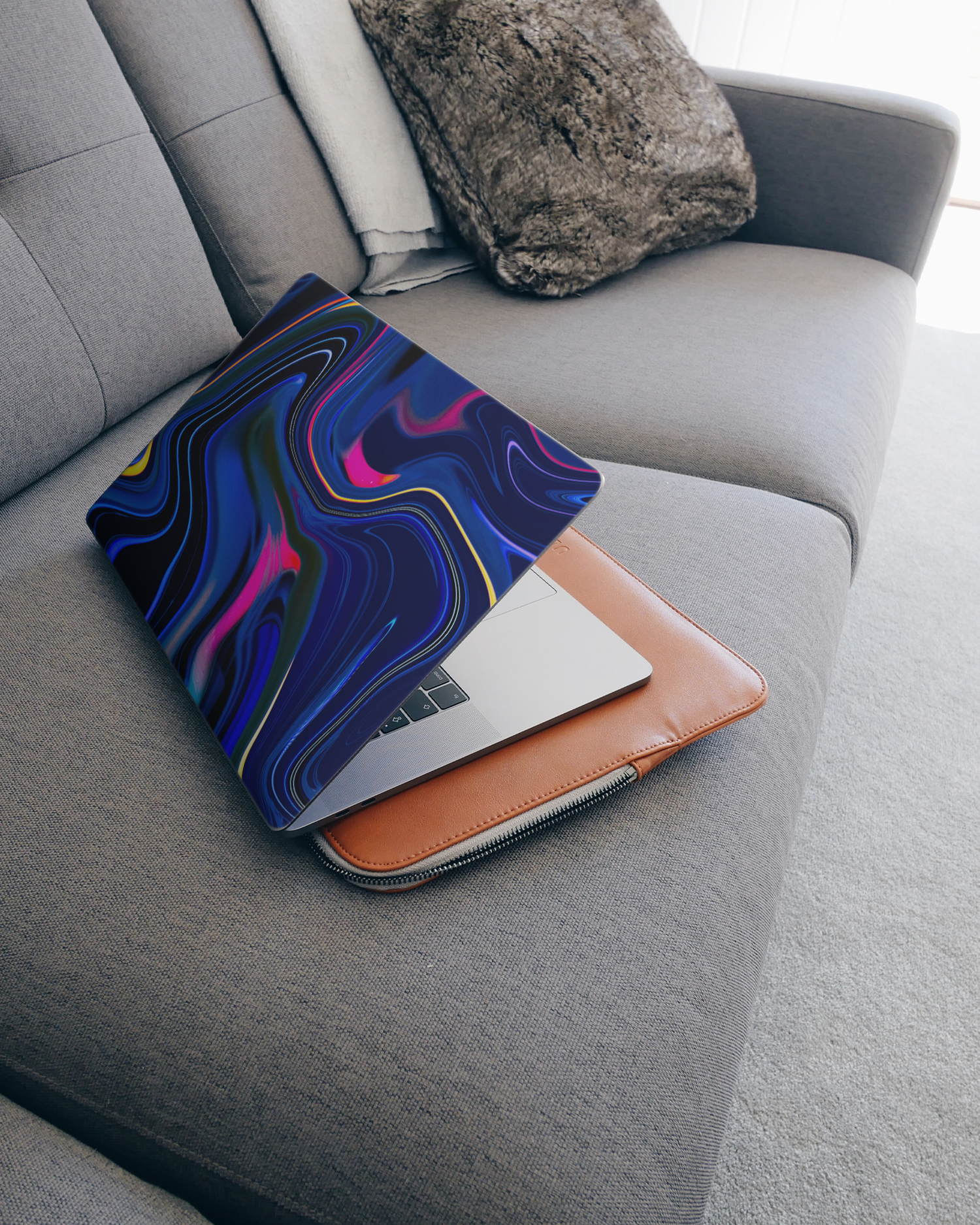 Space Swirl Laptop Aufkleber für 15 Zoll Apple MacBooks auf dem Sofa