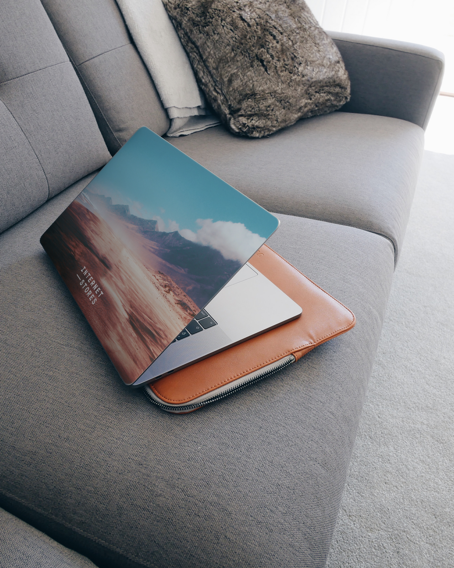 Sky Laptop Aufkleber für 15 Zoll Apple MacBooks auf dem Sofa