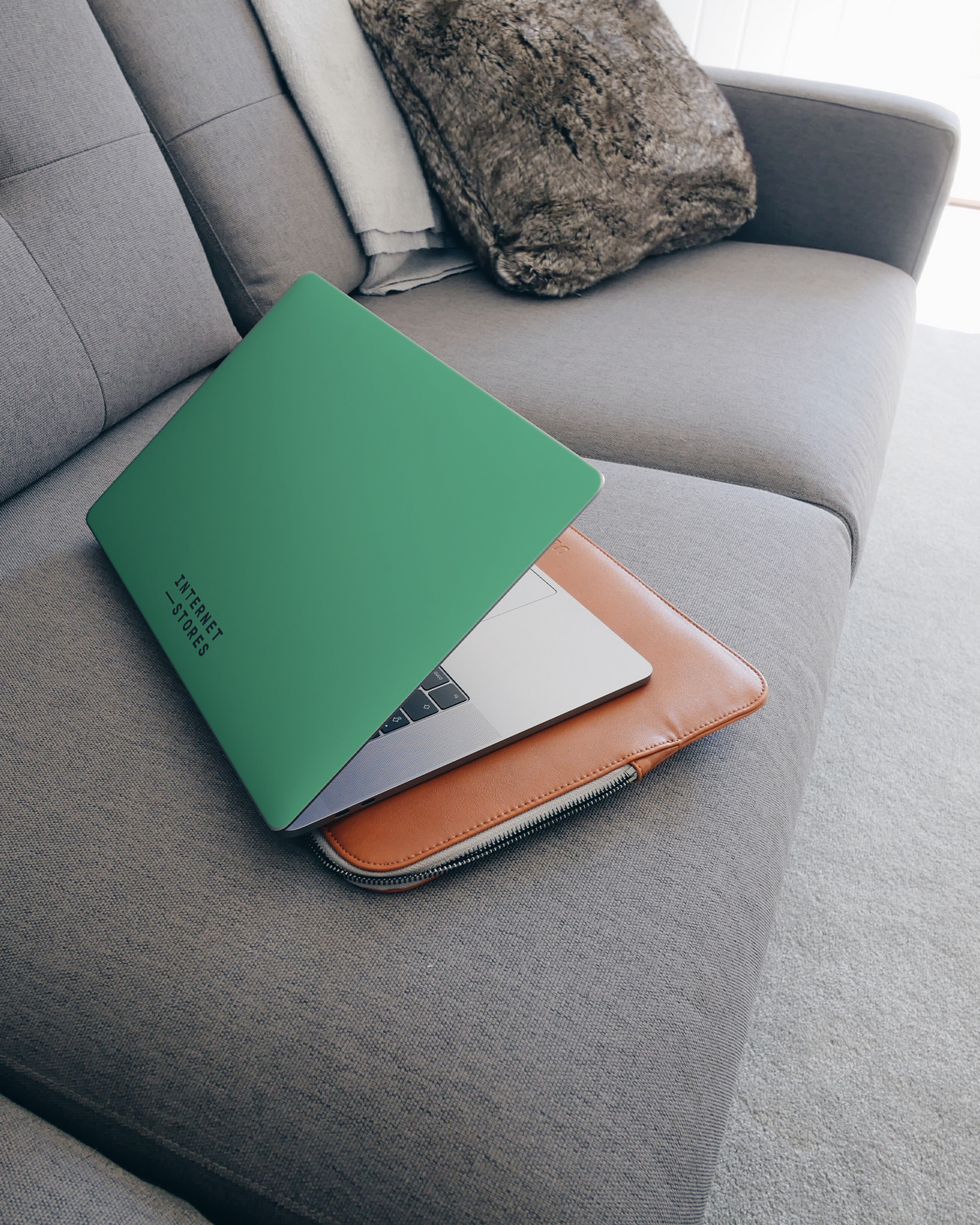 ISG Neon Green Laptop Aufkleber für 15 Zoll Apple MacBooks auf dem Sofa