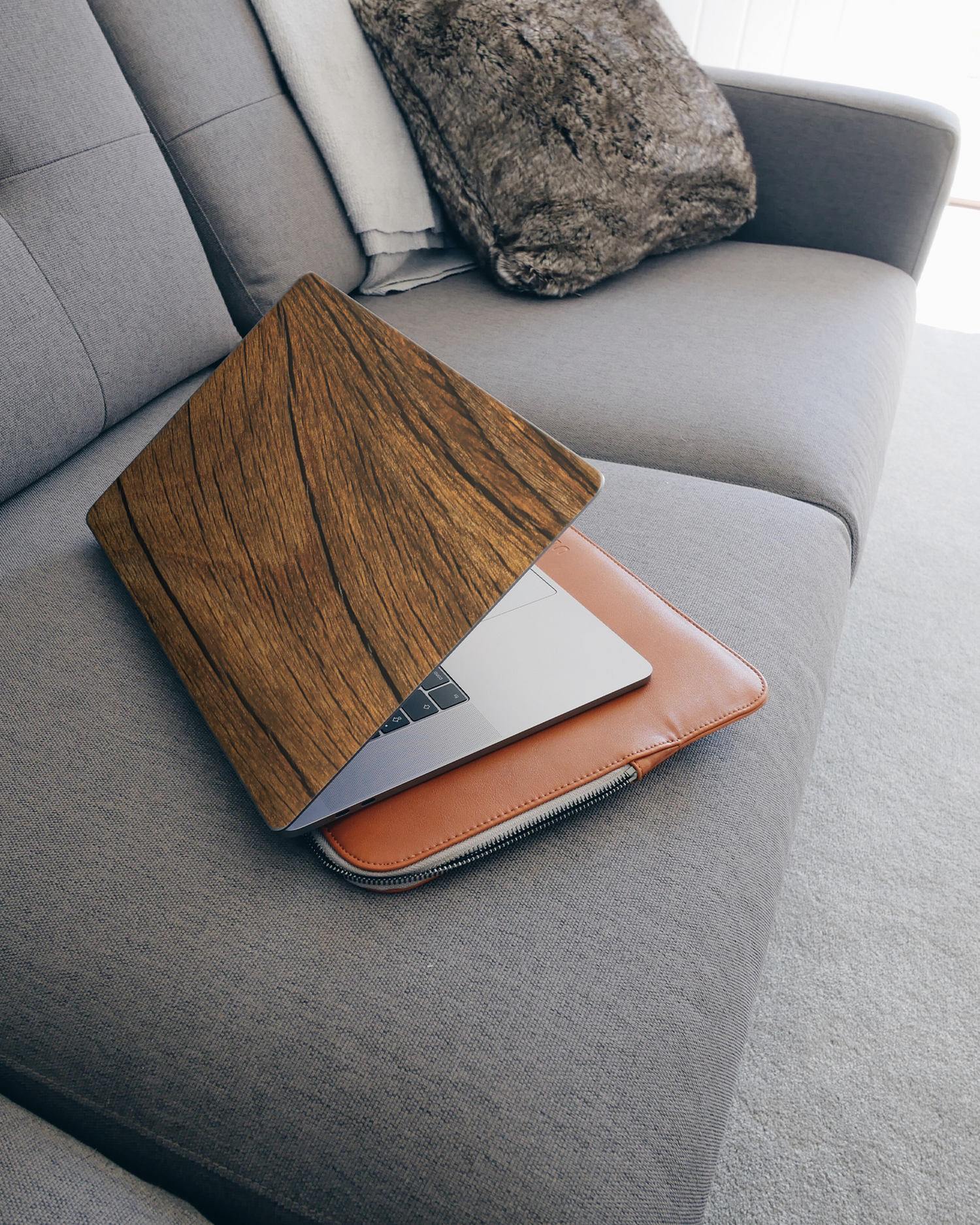 Wood Laptop Aufkleber für 15 Zoll Apple MacBooks auf dem Sofa