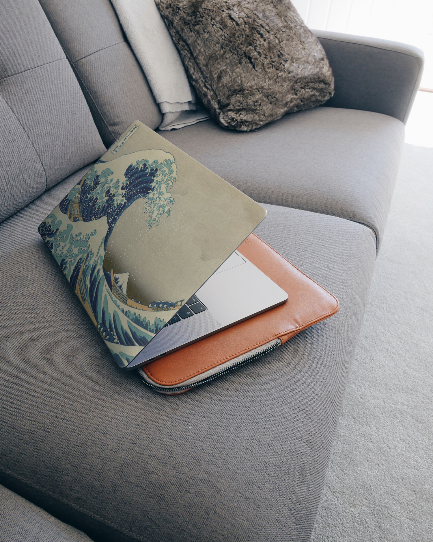 Great Wave Off Kanagawa By Hokusai Laptop Aufkleber für 15 Zoll Apple MacBooks auf dem Sofa