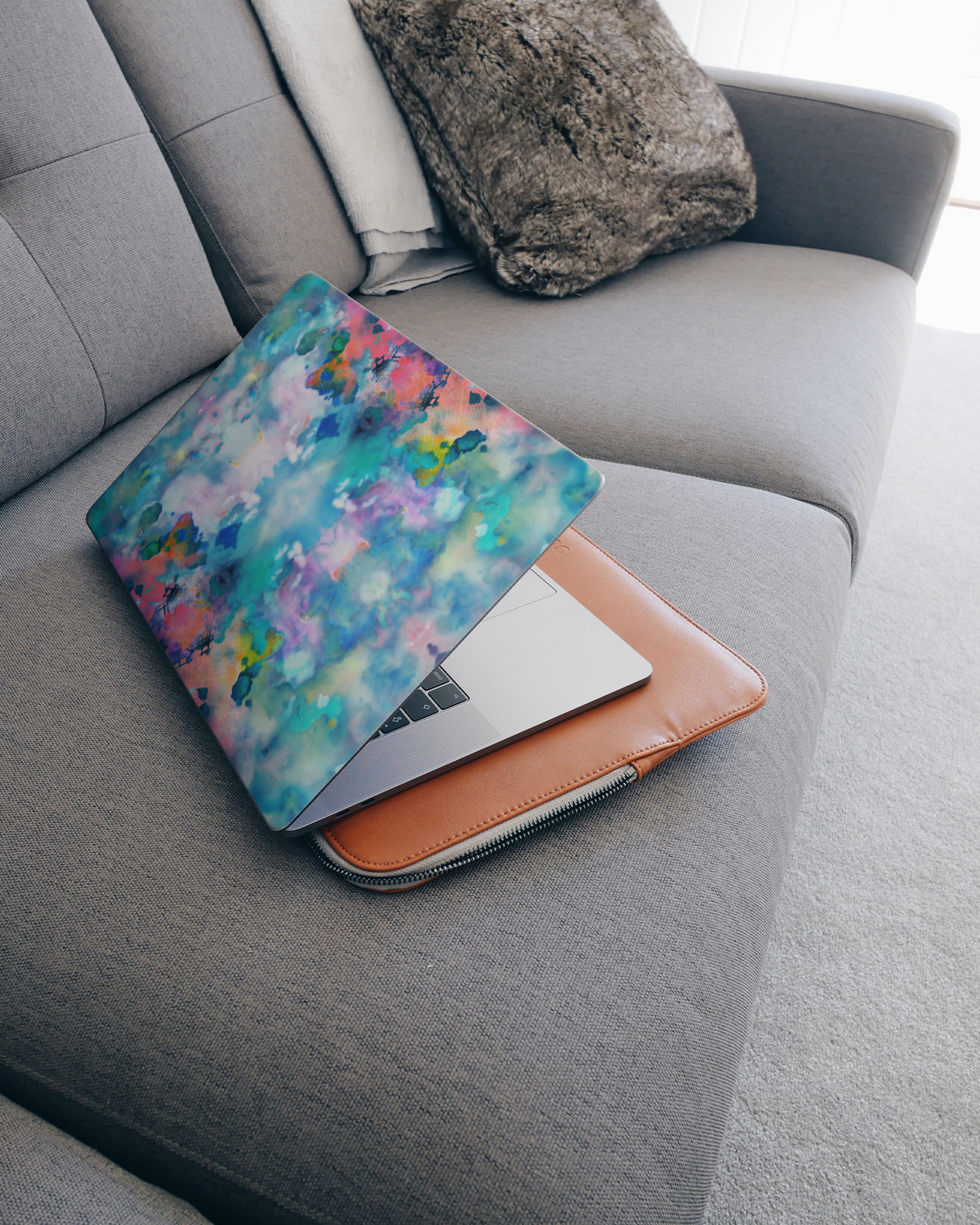Paint Splatter Laptop Aufkleber für 15 Zoll Apple MacBooks auf dem Sofa