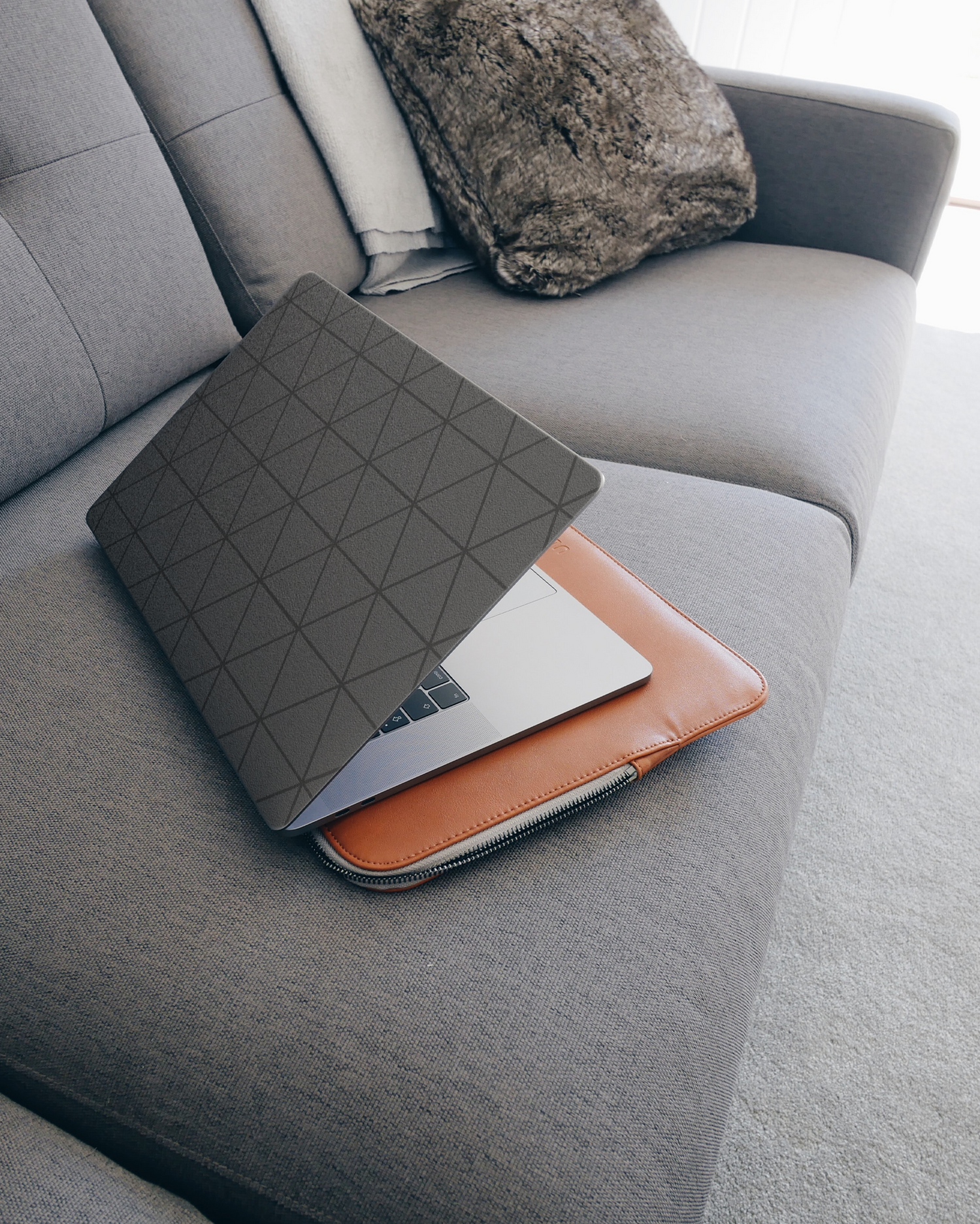 Ash Laptop Aufkleber für 15 Zoll Apple MacBooks auf dem Sofa