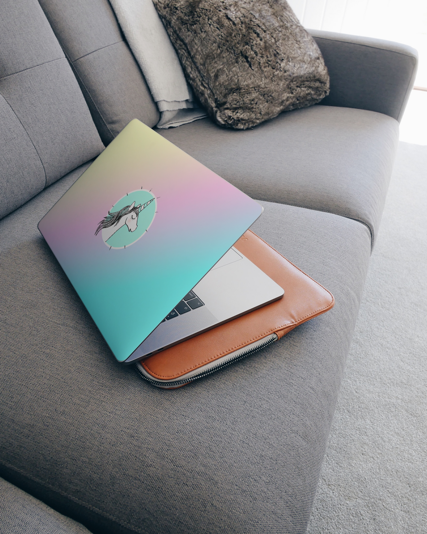 Happiness Unicorn Laptop Aufkleber für 15 Zoll Apple MacBooks auf dem Sofa