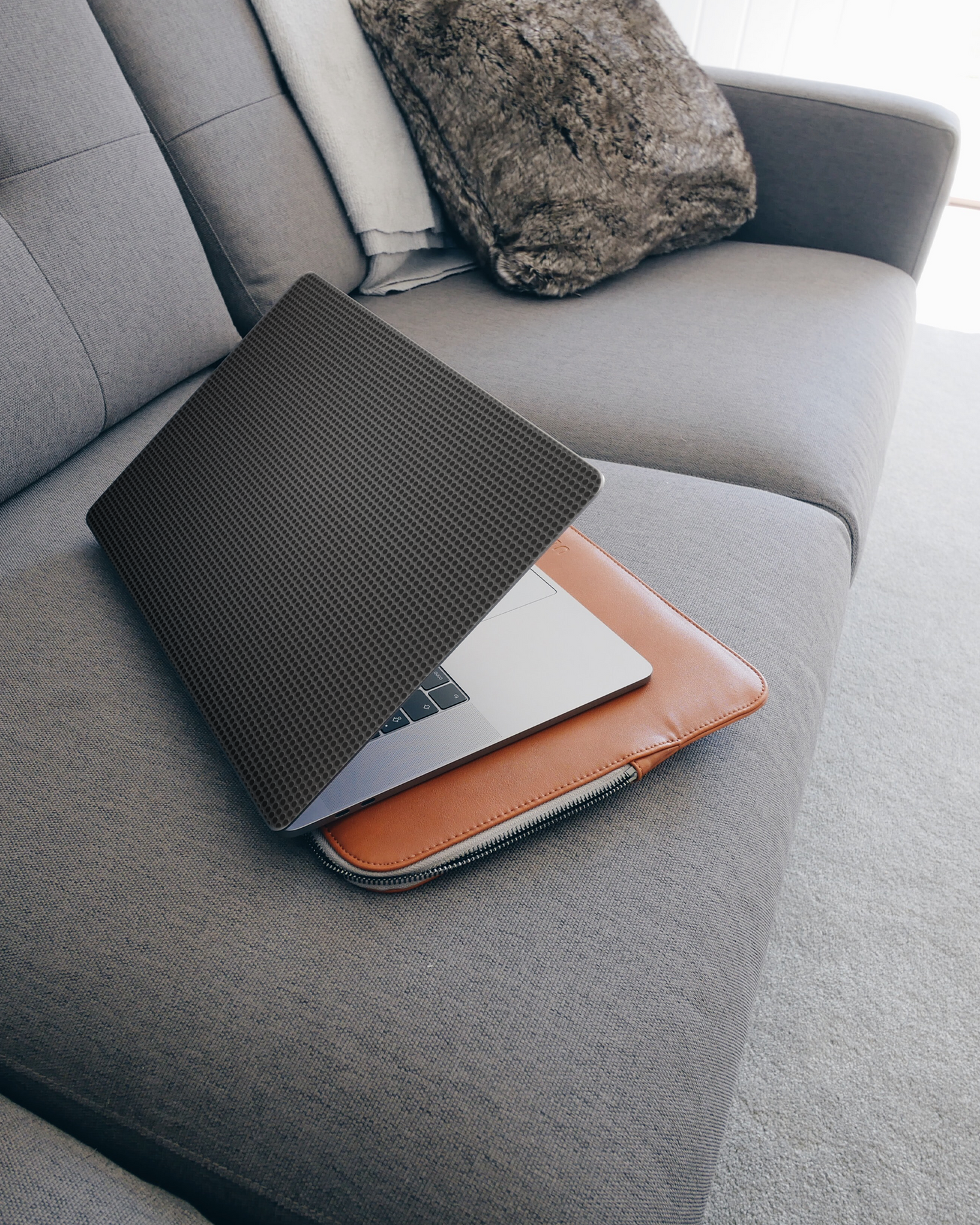 Carbon II Laptop Aufkleber für 15 Zoll Apple MacBooks auf dem Sofa