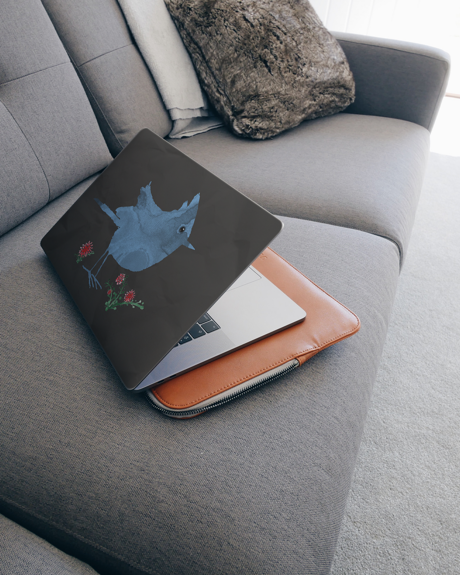 Watercolour Bird Black Laptop Aufkleber für 15 Zoll Apple MacBooks auf dem Sofa