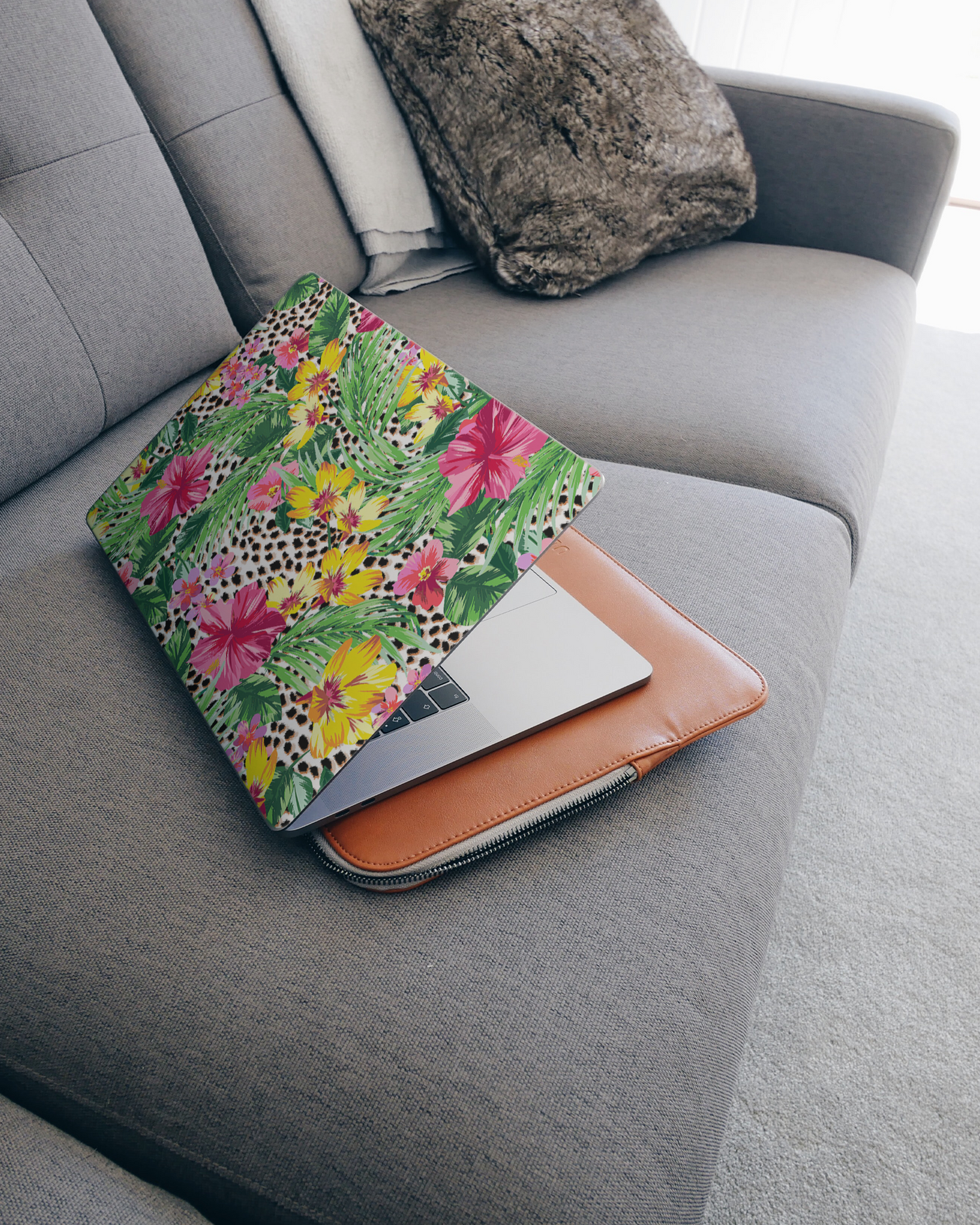Tropical Cheetah Laptop Aufkleber für 15 Zoll Apple MacBooks auf dem Sofa