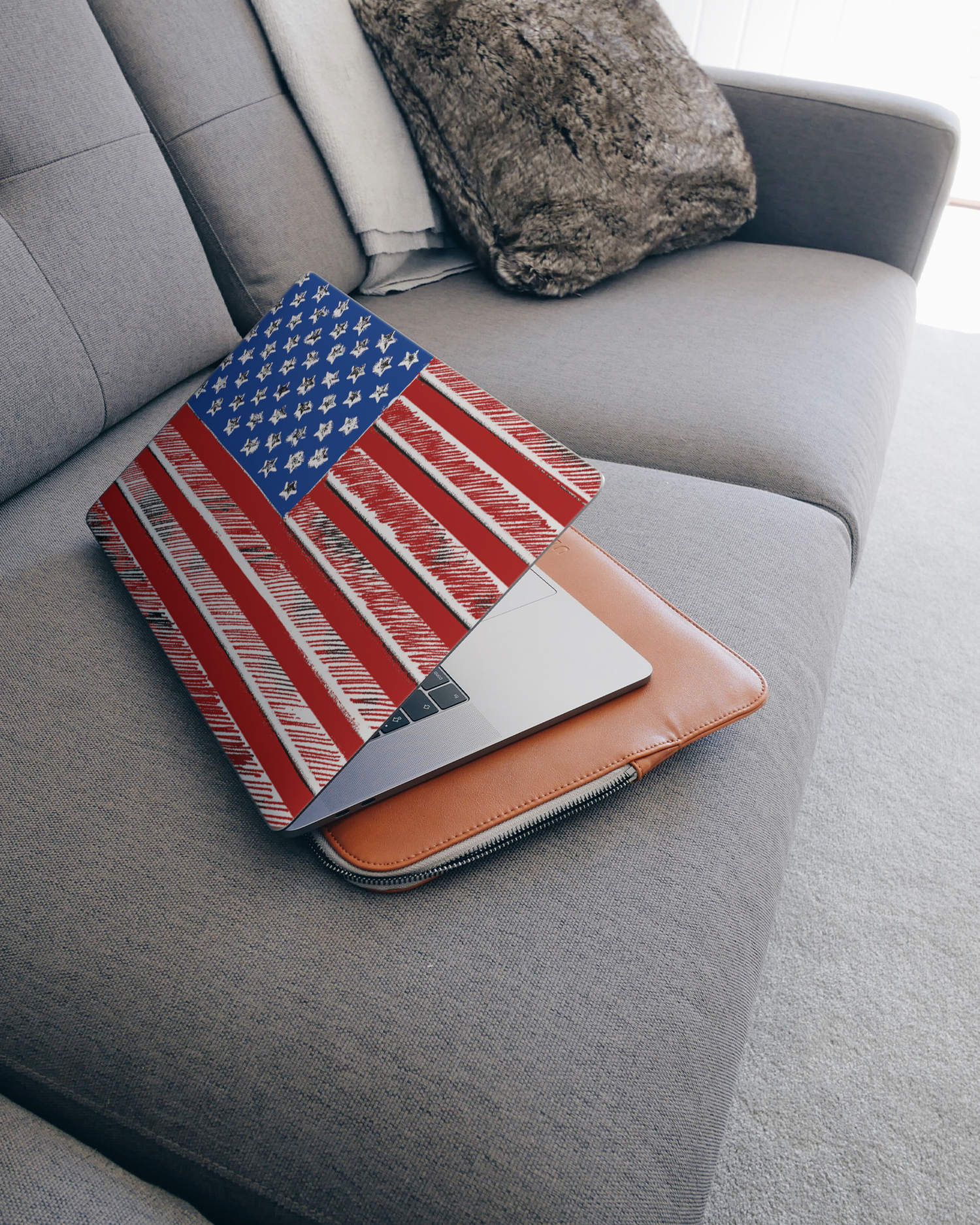 American Flag Color Laptop Aufkleber für 15 Zoll Apple MacBooks auf dem Sofa