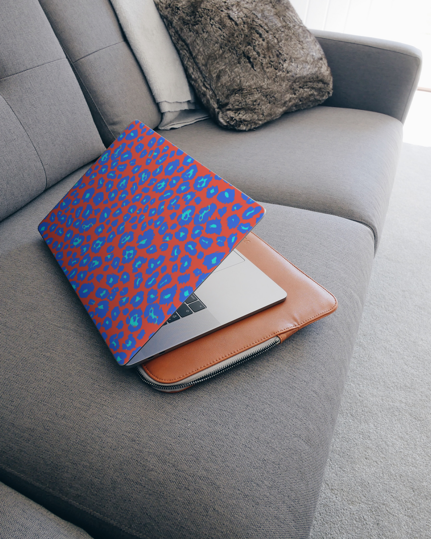 Bright Leopard Print Laptop Aufkleber für 15 Zoll Apple MacBooks auf dem Sofa