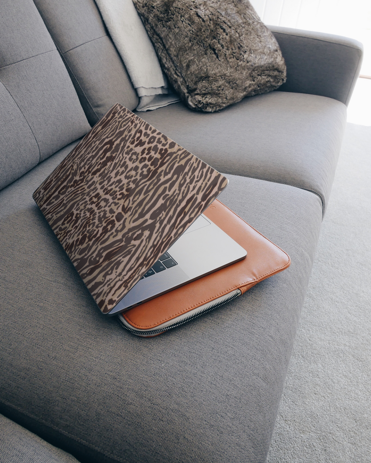 Animal Skin Tough Love Laptop Aufkleber für 15 Zoll Apple MacBooks auf dem Sofa