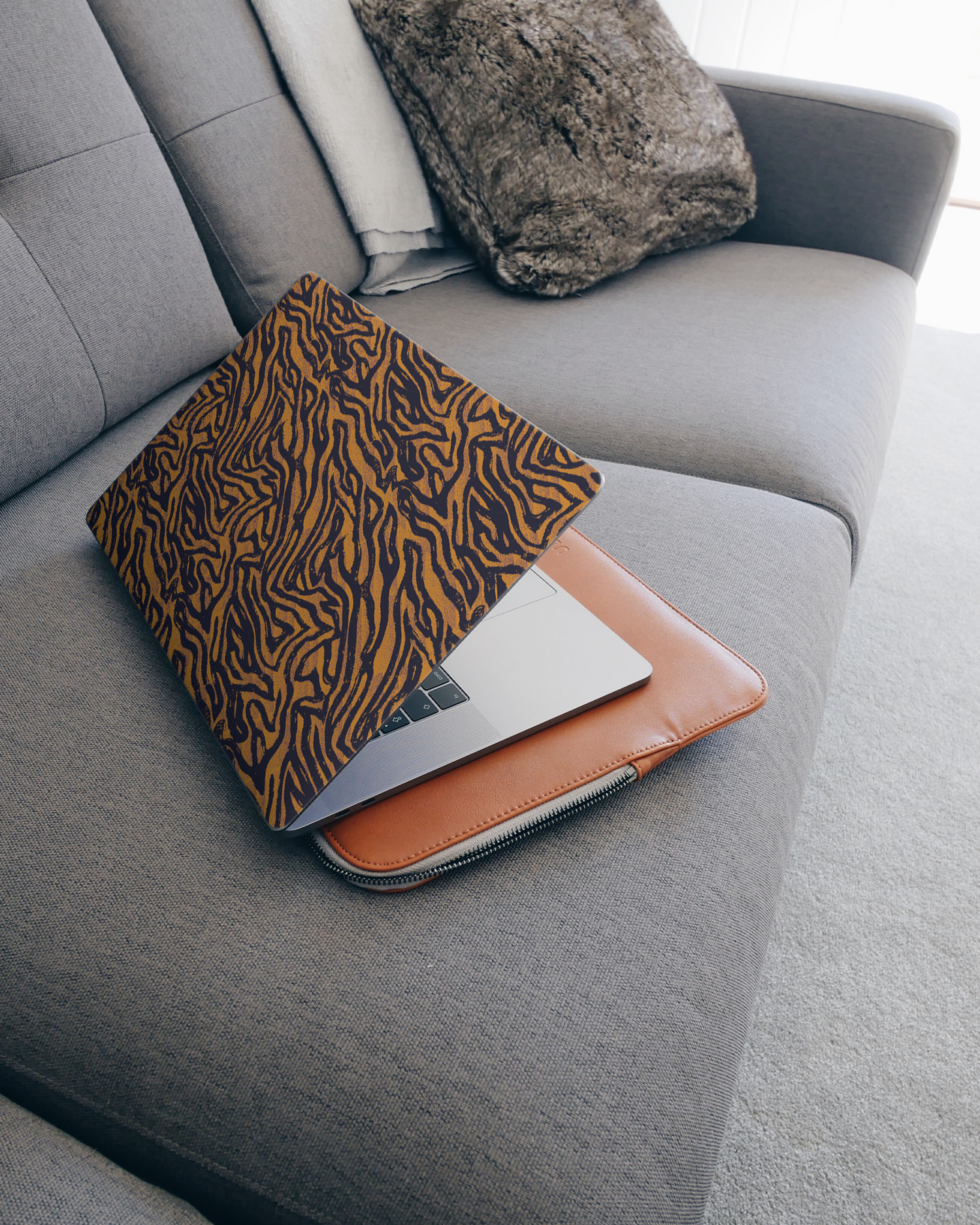 Tiger Zebra Skins Laptop Aufkleber für 15 Zoll Apple MacBooks auf dem Sofa